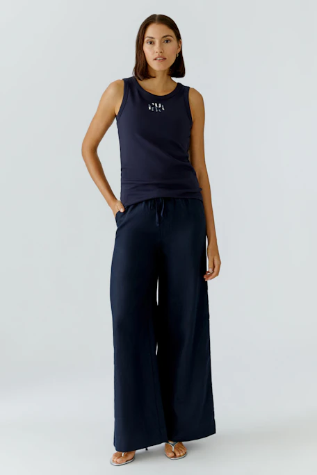 Bequemes Damen-Tank Top in Dunkelblau mit modernem Design und Rundhalsausschnitt.