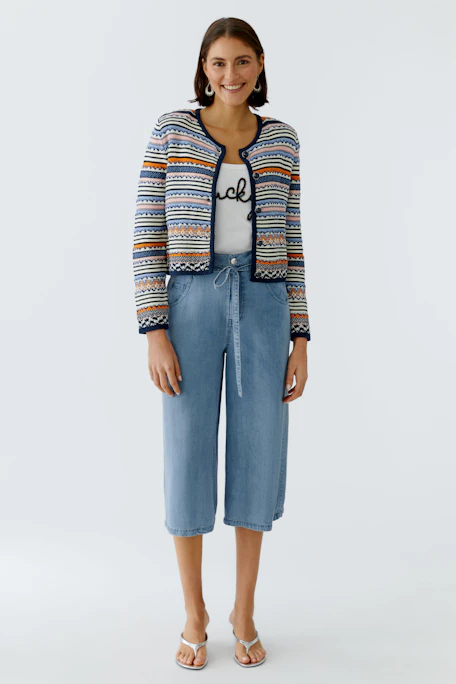 Bunte Damen-Strickjacke mit grafischem Muster und Knöpfen, ideal für lässige Outfits.