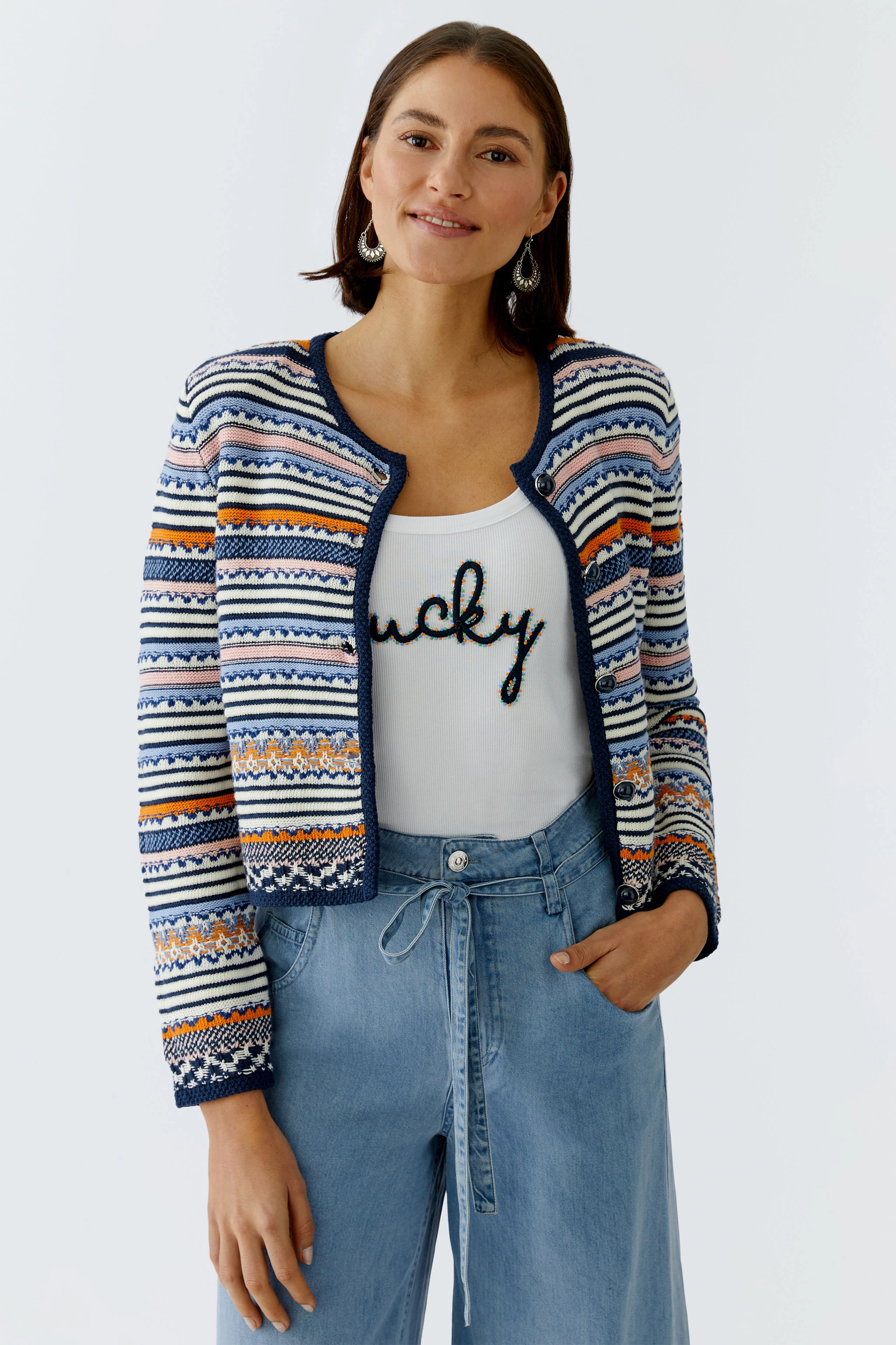 Bunte Damen-Strickjacke mit grafischem Muster und Knöpfen, ideal für lässige Outfits.
