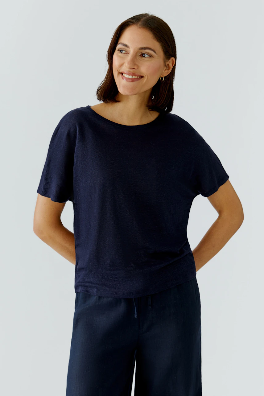 Bequemer Damen-T-Shirt: Frau in dunkelblauem T-Shirt mit lässigem Schnitt und entspanntem Look.