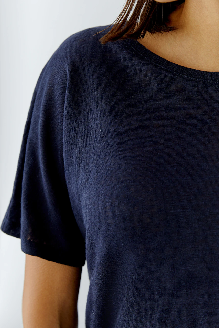 Bequemes Damen-T-Shirt: Frau trägt ein dunkelblaues, lässiges T-Shirt mit weitem Schnitt.