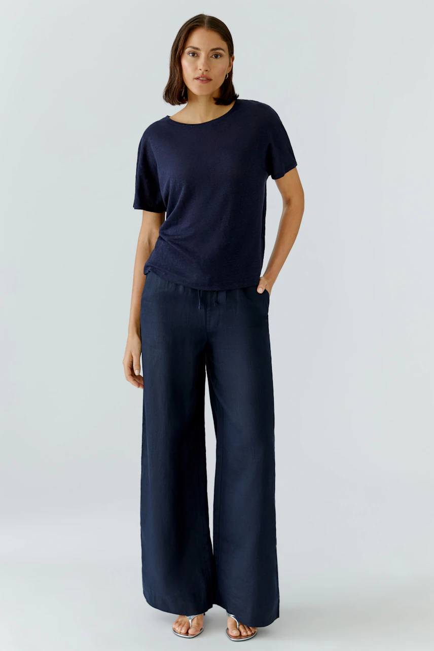 Bequemer Damen-T-Shirt: Frau in dunkelblauem T-Shirt mit lässigem Schnitt und weichem Material.