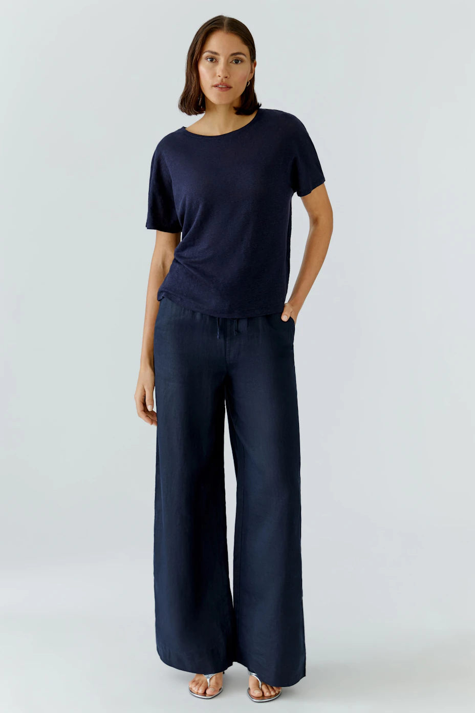 Casual women's T-shirt in navy blue with a relaxed fit and short sleeves.