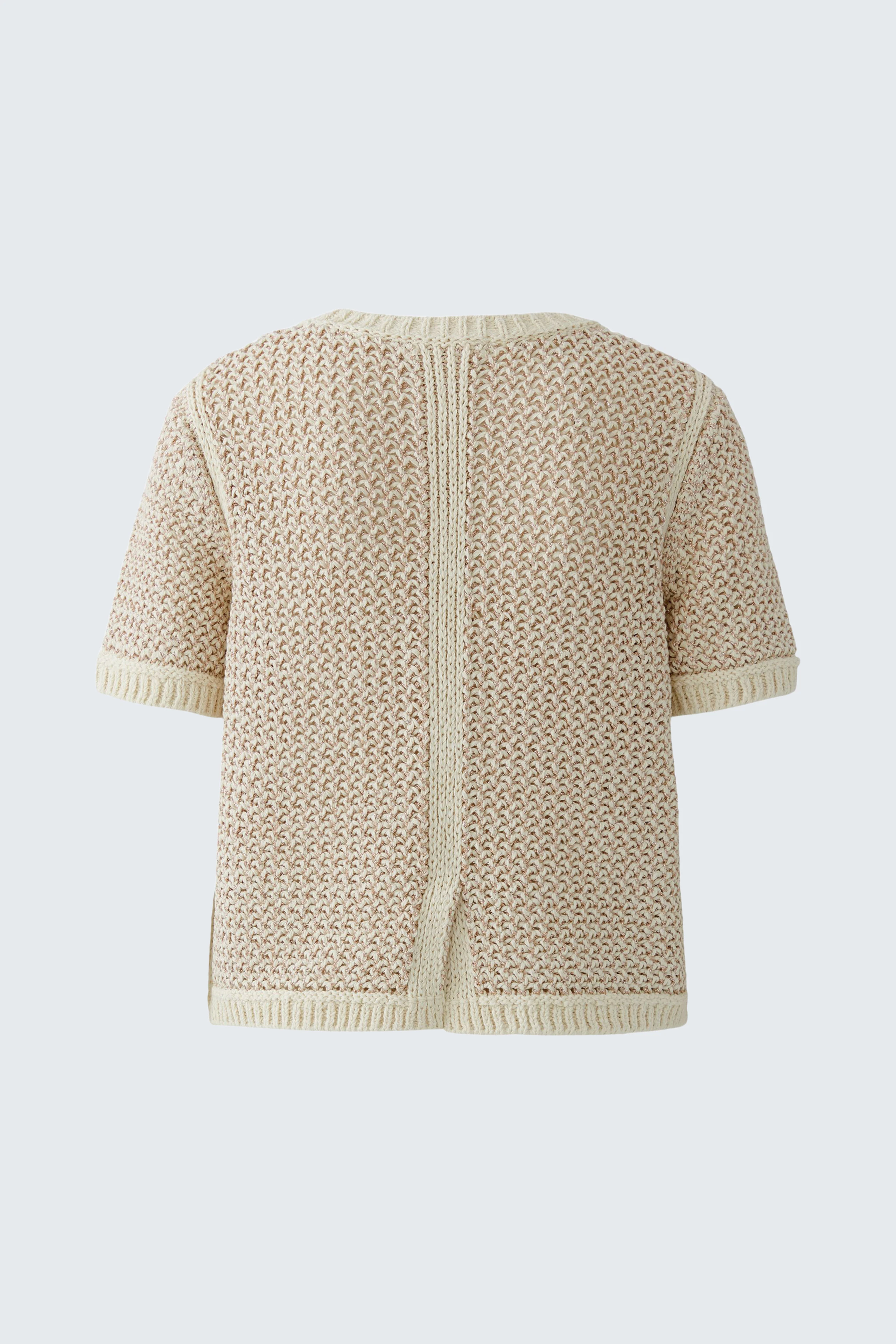 Casual pullover: Beige knit pullover with short sleeves, perfect for a relaxed and comfortable look.