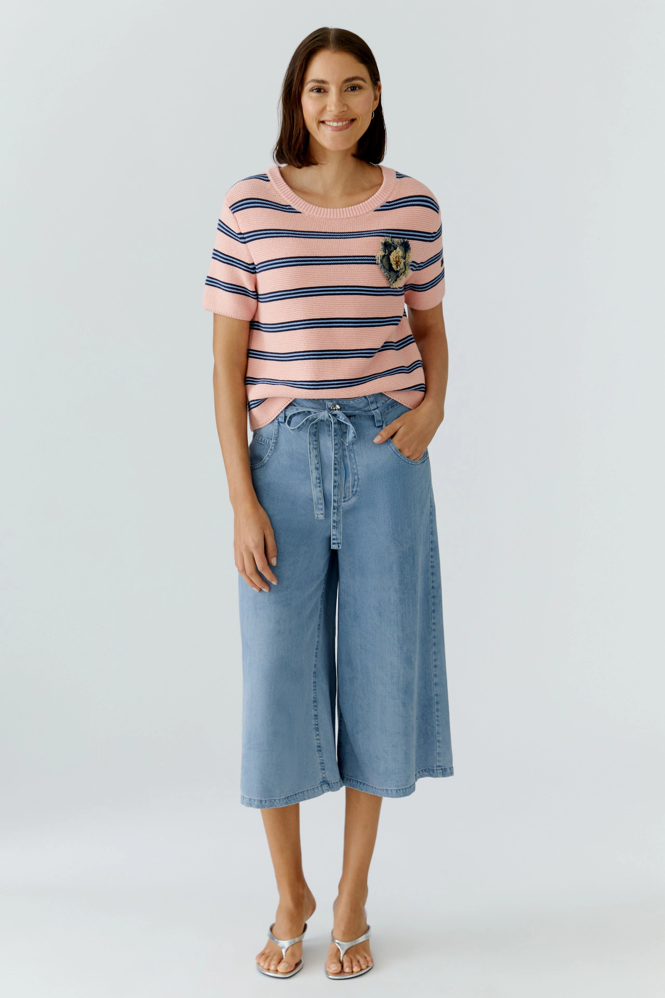Bequemer Damen-Pullover in Rosa mit Streifen und Löwenmotiv, ideal für lässige Outfits.