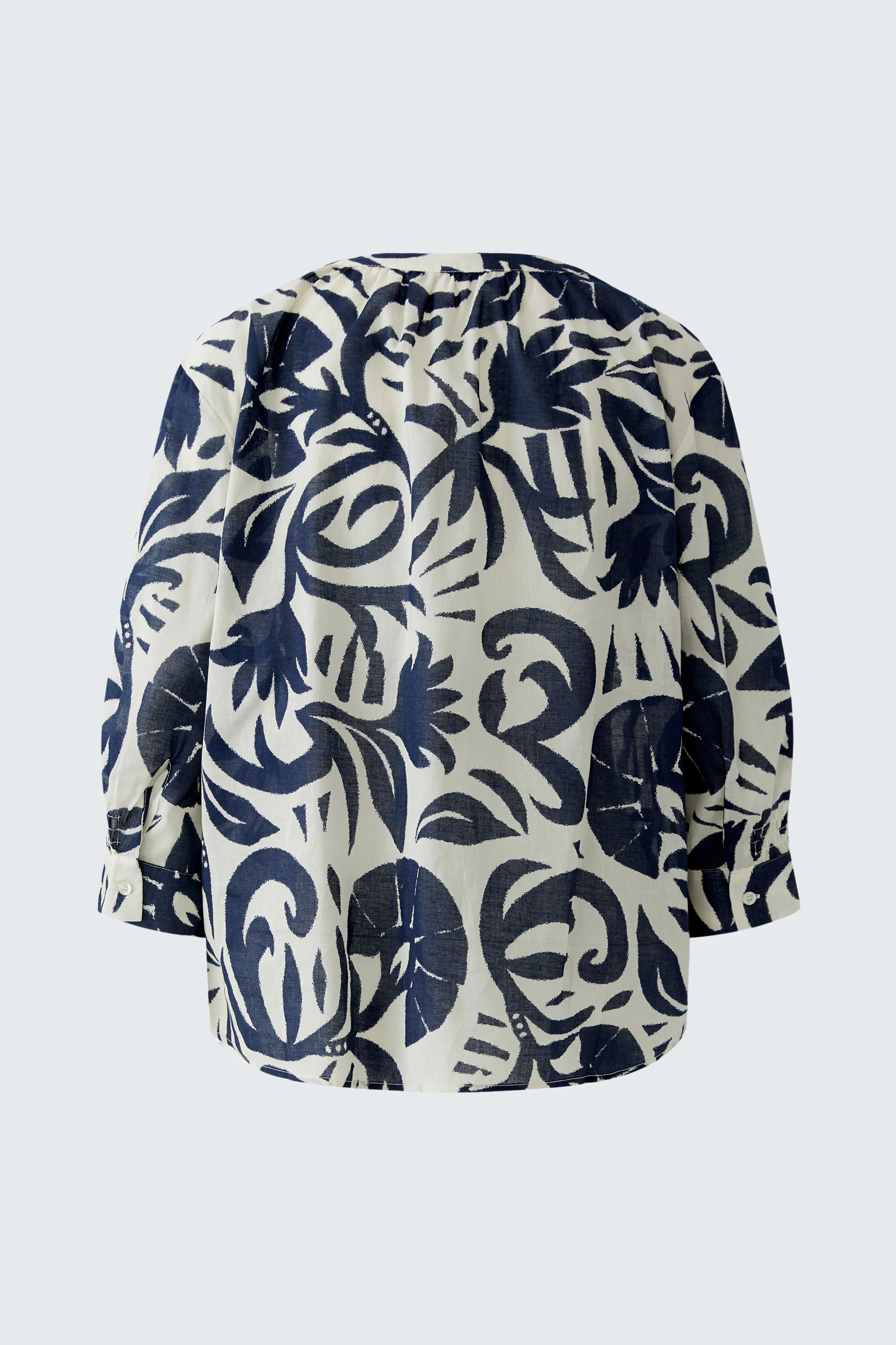 Lässige Tunika mit blau-weißem Muster, ideal für einen entspannten Look. Ohne Model abgebildet.