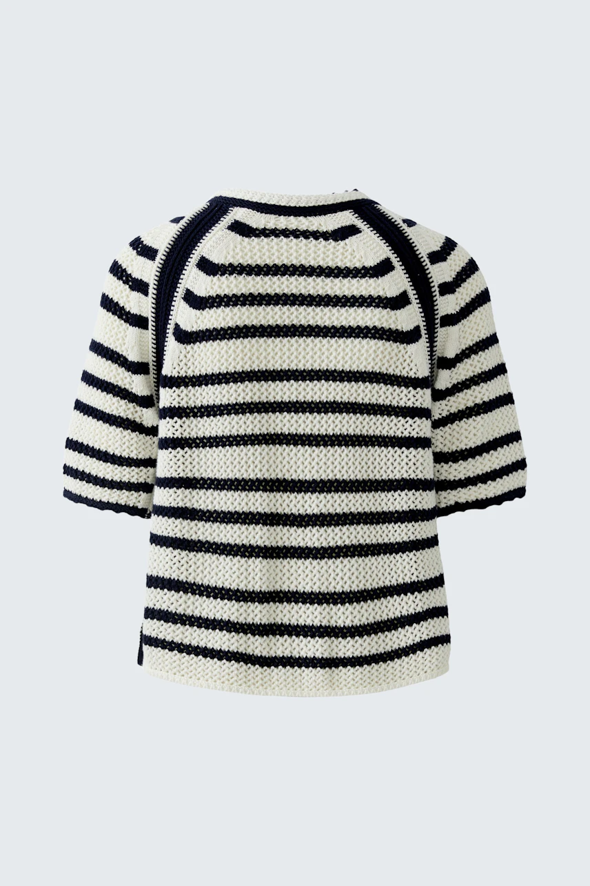 Gestreifte Strickjacke: Schwarz-weißes Design, kurzärmelig, ohne Model, ideal für lässige Outfits.