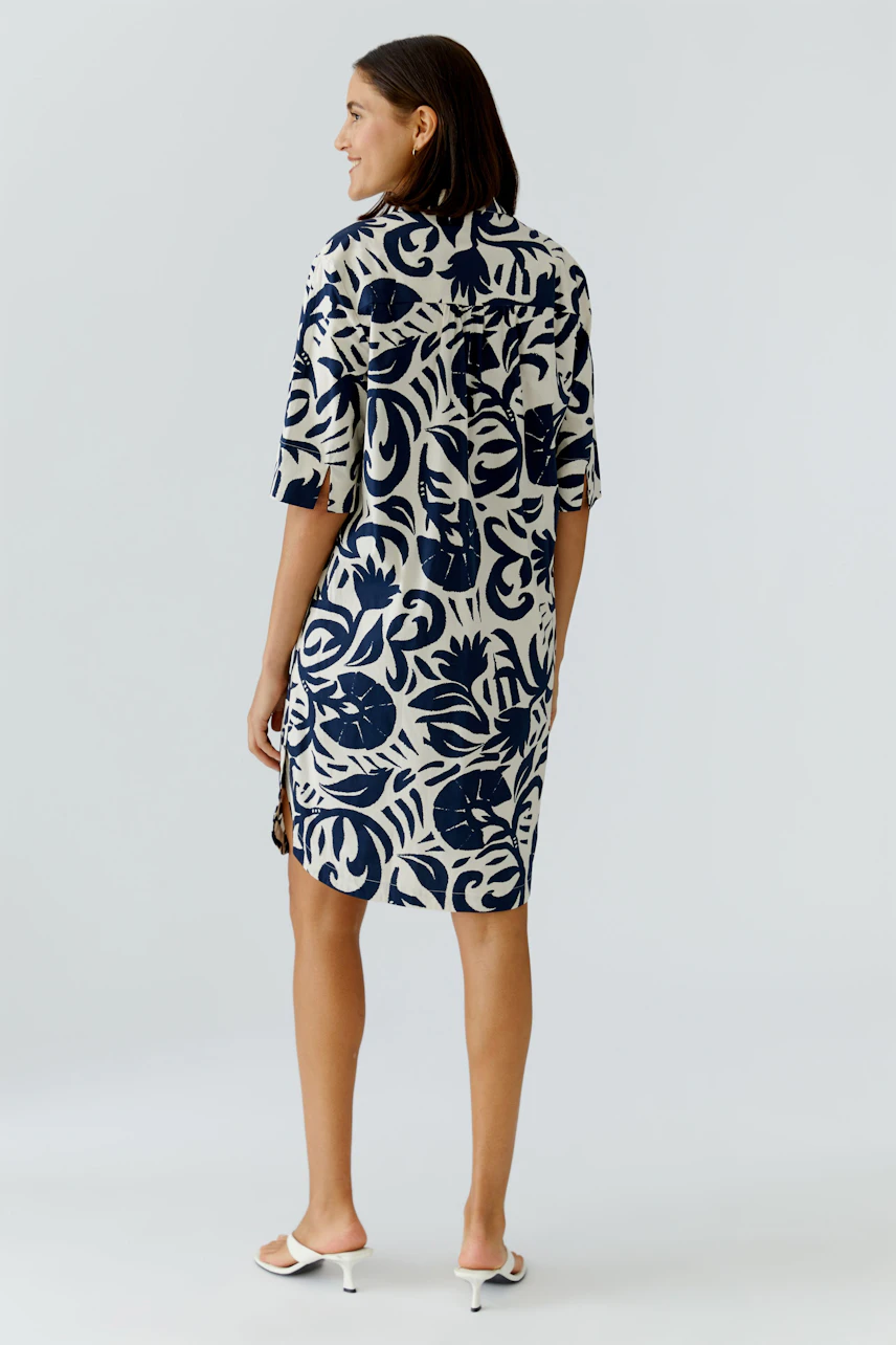 Casual women's dress: A woman in a patterned dress with short sleeves and a relaxed fit.