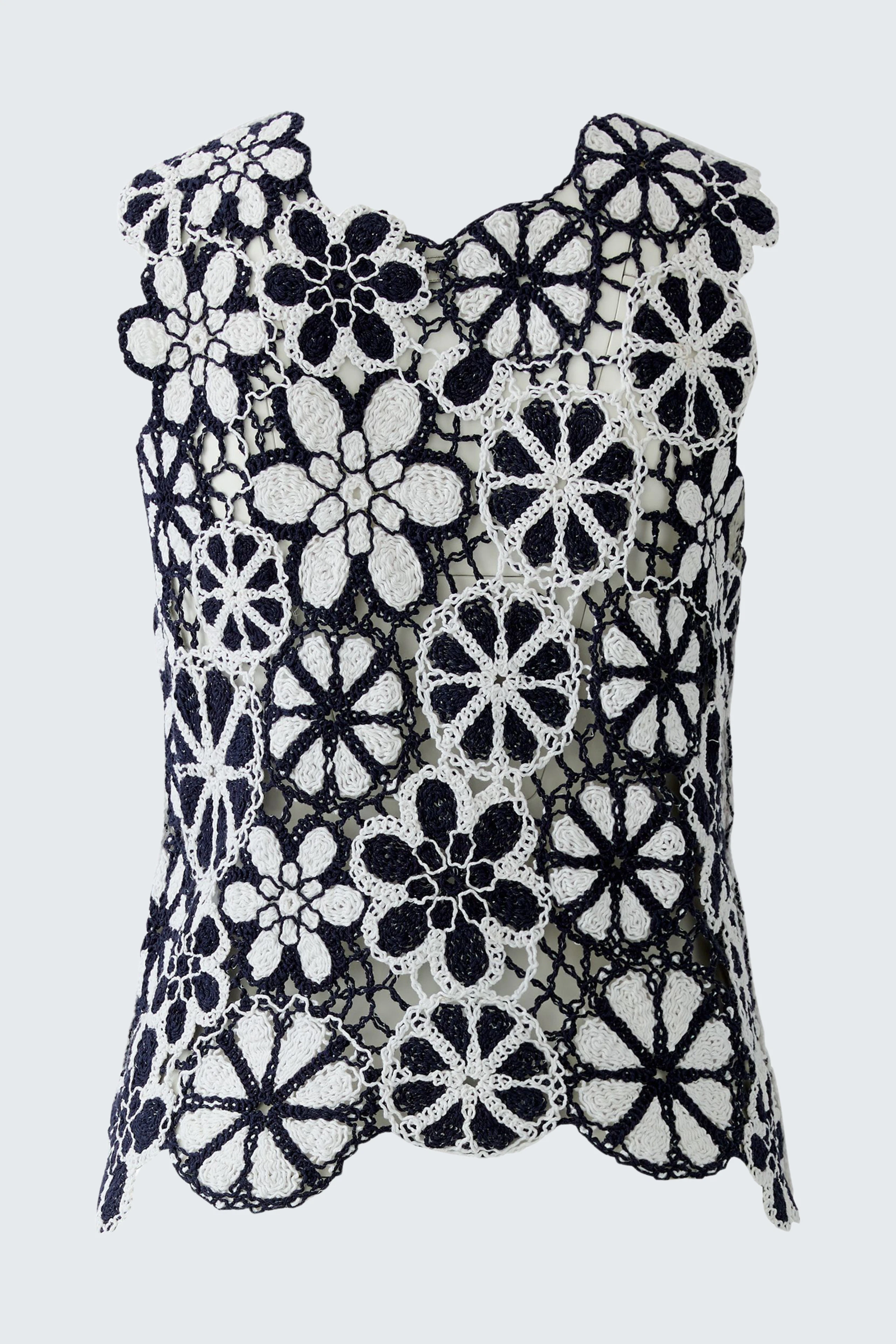 Blumen-Top: Schwarzes und weißes Häkelmuster-Top ohne Model, ideal für einen modischen Look.
