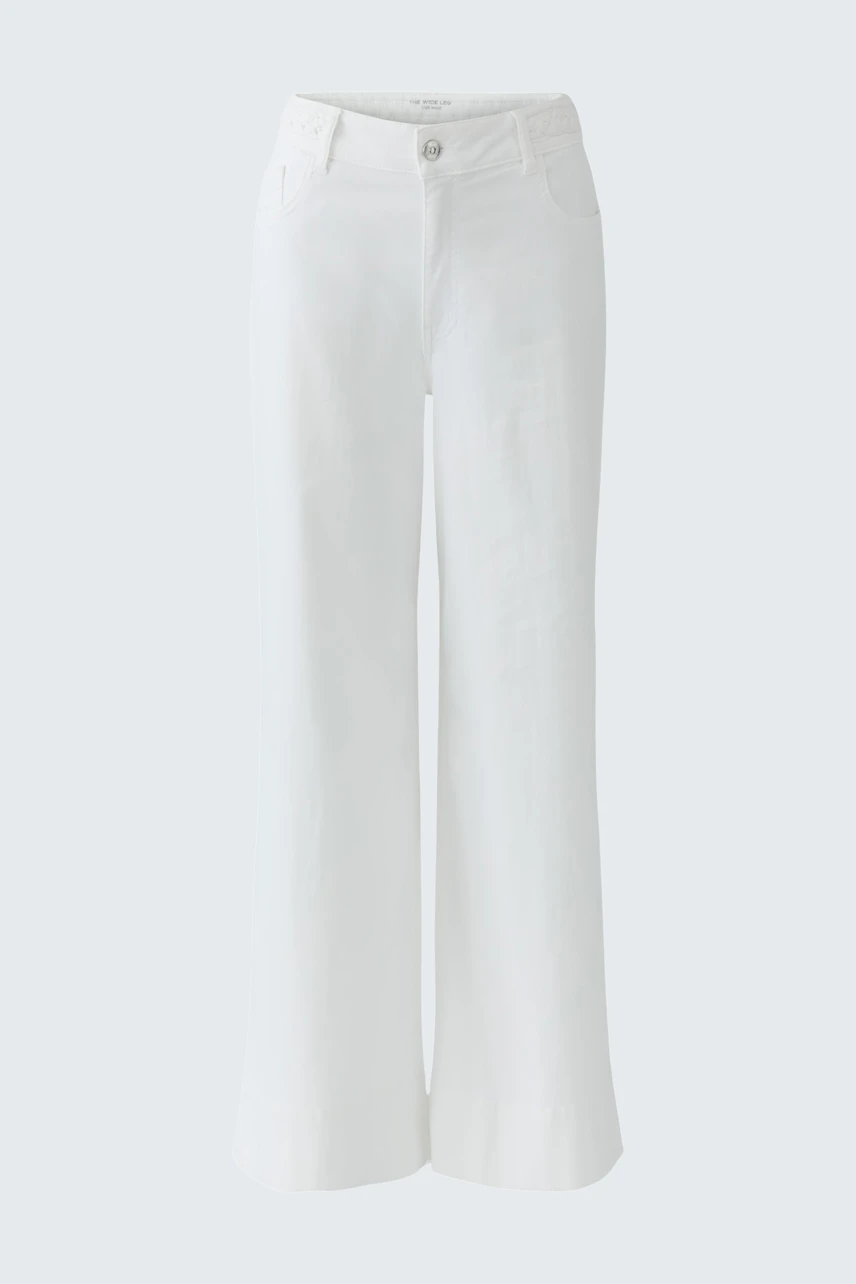 Wide leg jeans for women in white, featuring a relaxed fit and classic five-pocket design.