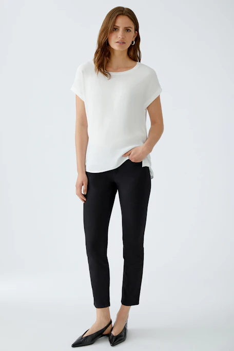 Lässiges Blusenshirt: Weiße Bluse mit kurzen Ärmeln und seitlichen Schlitzen.