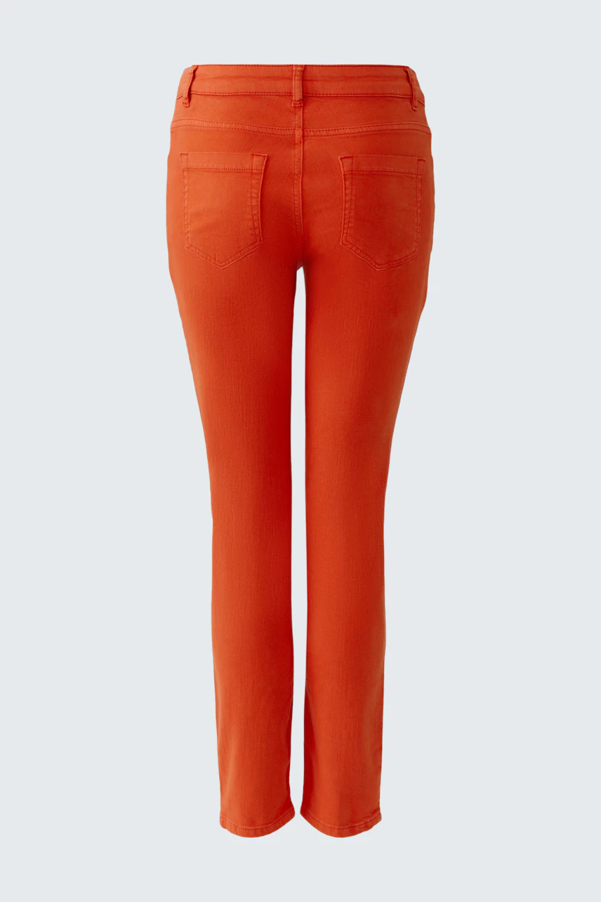 Rote Jeggings: Figurbetonte Damenhose in kräftigem Rot, ohne sichtbares Model, Rückansicht.