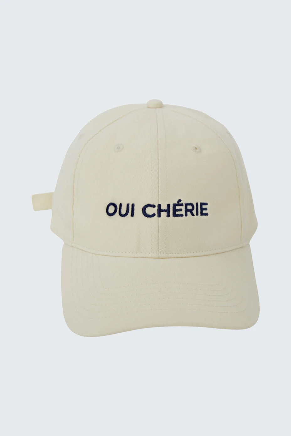 Casual women's hat: Beige cap with 'Oui Chérie' text, perfect for a relaxed, stylish look.