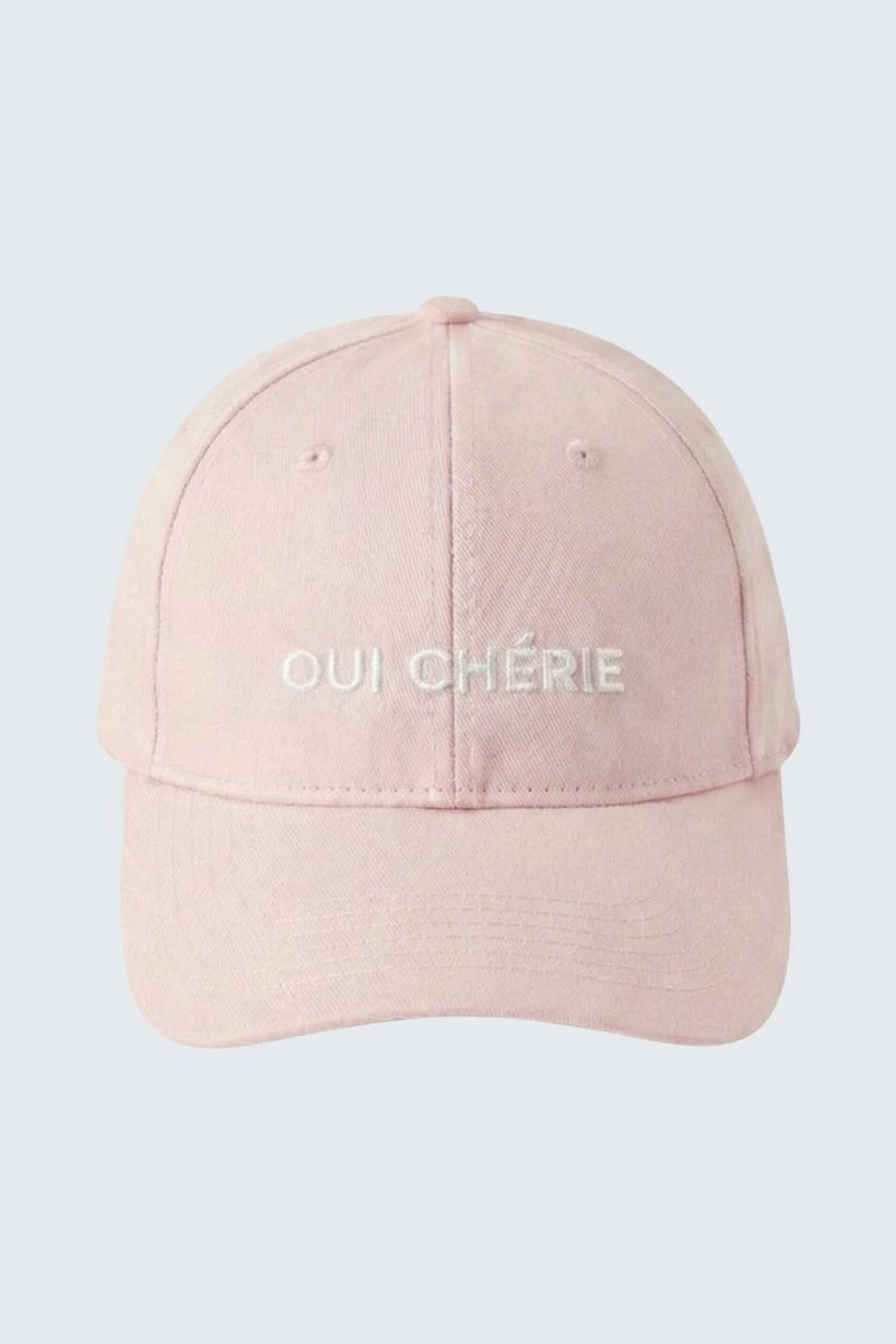 Rosa Hut mit Schriftzug 'Oui Chérie' auf der Vorderseite, schlichtes Design, ideal für lässige Outfits.