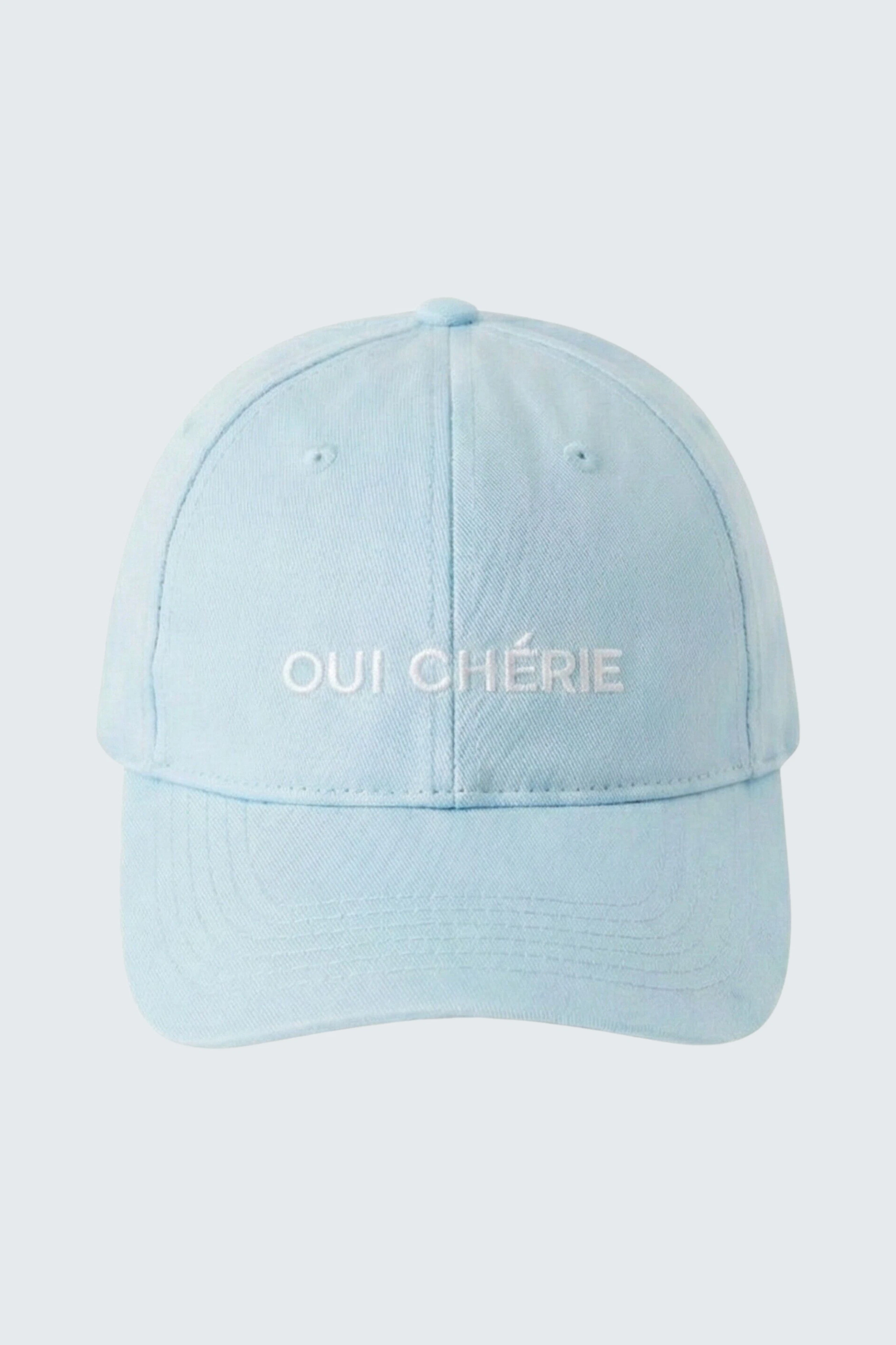 Hellblauer Hut mit "Oui Chérie" Schriftzug, schlichtes Design, ideal für lässige Outfits.