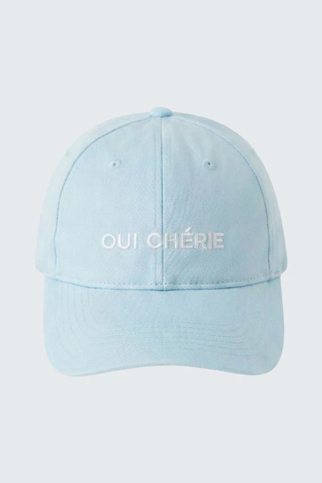 Light blue cap with 'Oui Chérie' text, perfect for casual outings.