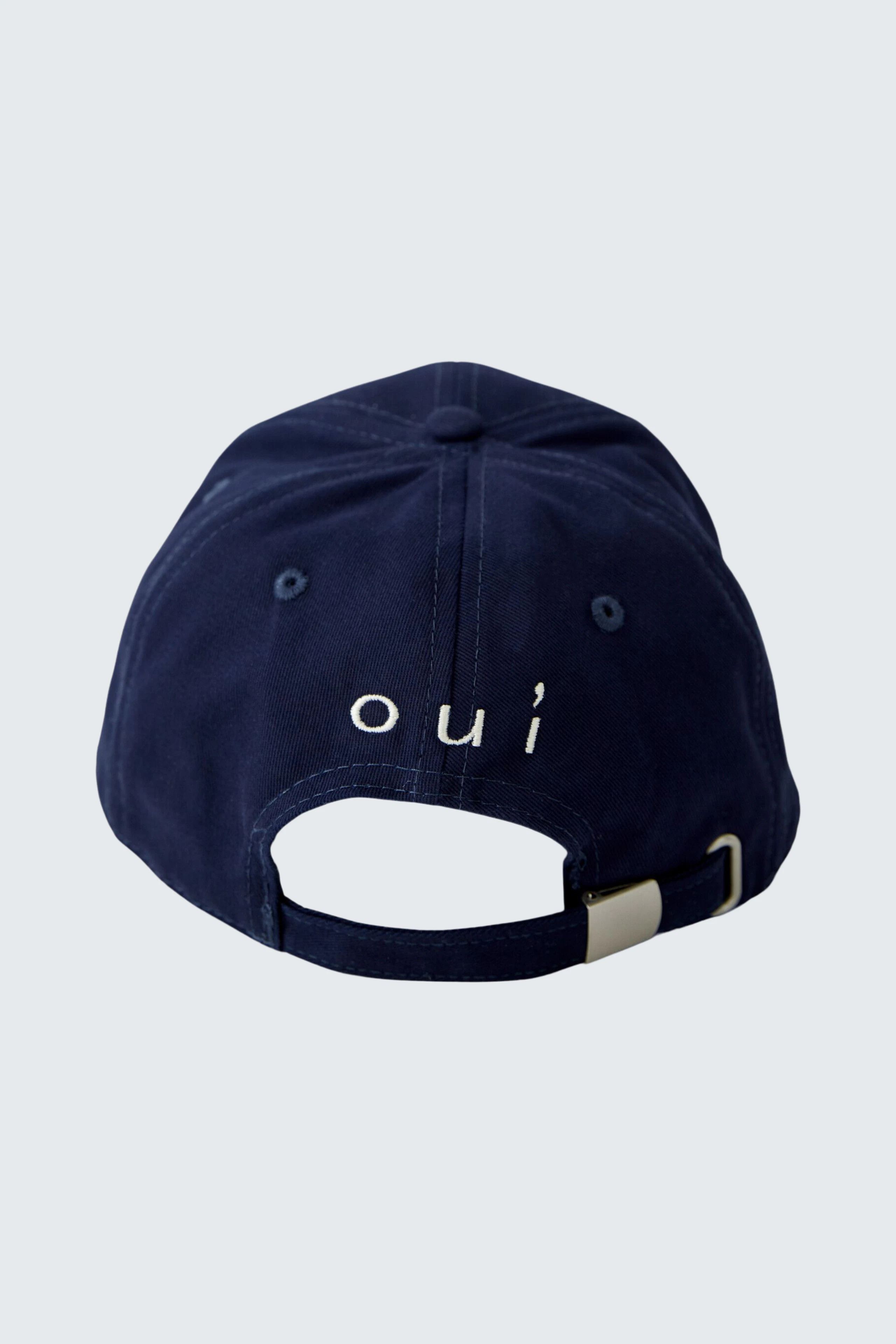 Dunkelblauer Hut mit Oui-Logo, verstellbar. Ideal für lässige Outfits und sonnige Tage.