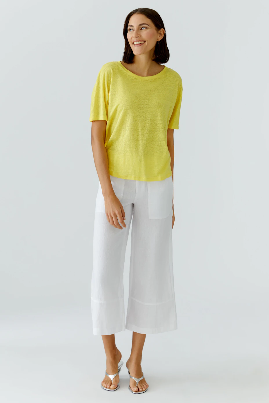 Weiße Damen-Hose: Weite, knöchellange Hose aus leichtem Stoff, ideal für sommerliche Tage.