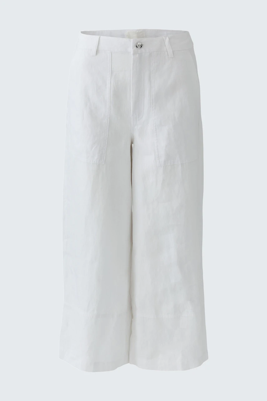 Weiße Damen-Hose: Weite, knöchellange Hose aus leichtem Stoff, ideal für sommerliche Tage.