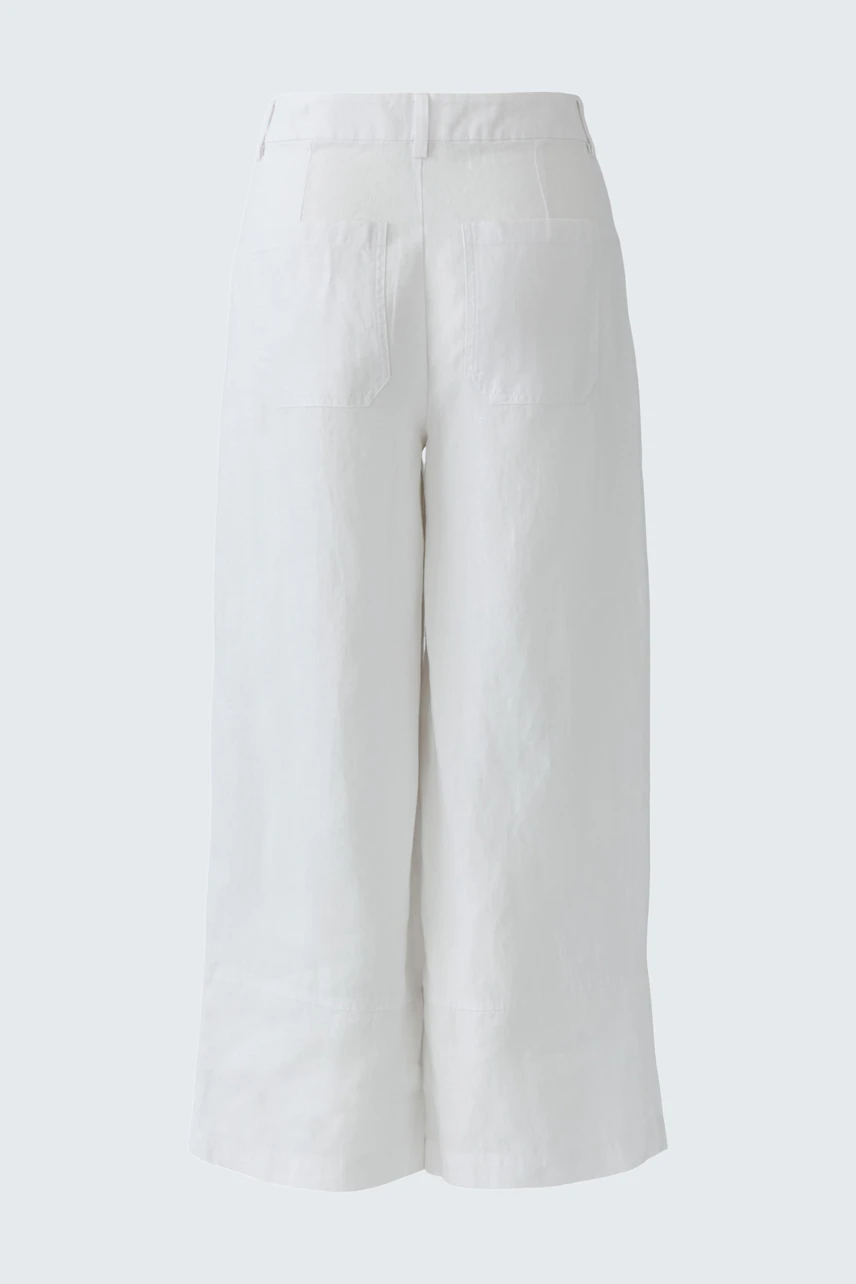 Weiße Damen-Hose: Weite, knöchellange Hose aus leichtem Stoff, ideal für sommerliche Tage.