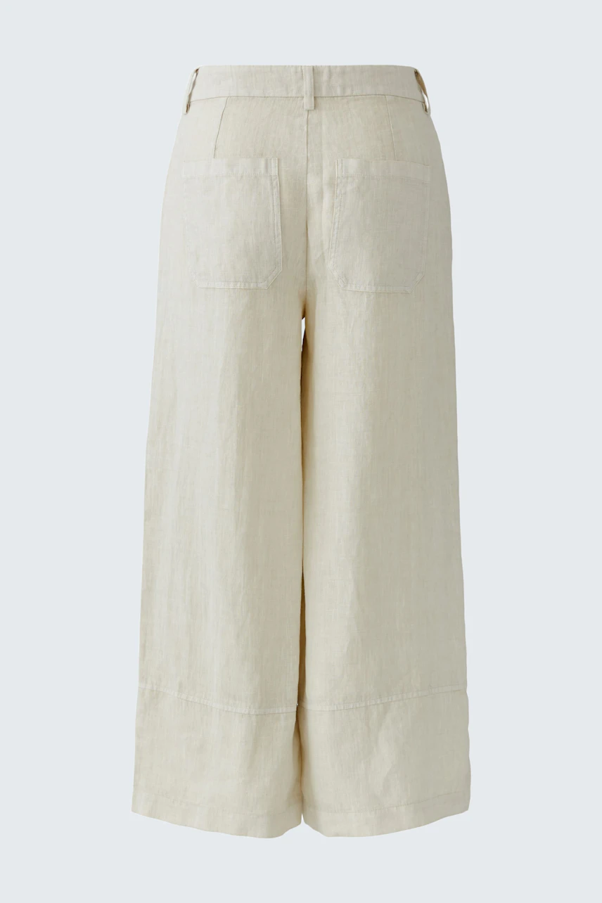 Casual women's pants: Beige wide-leg pants with back pockets, perfect for a relaxed look.