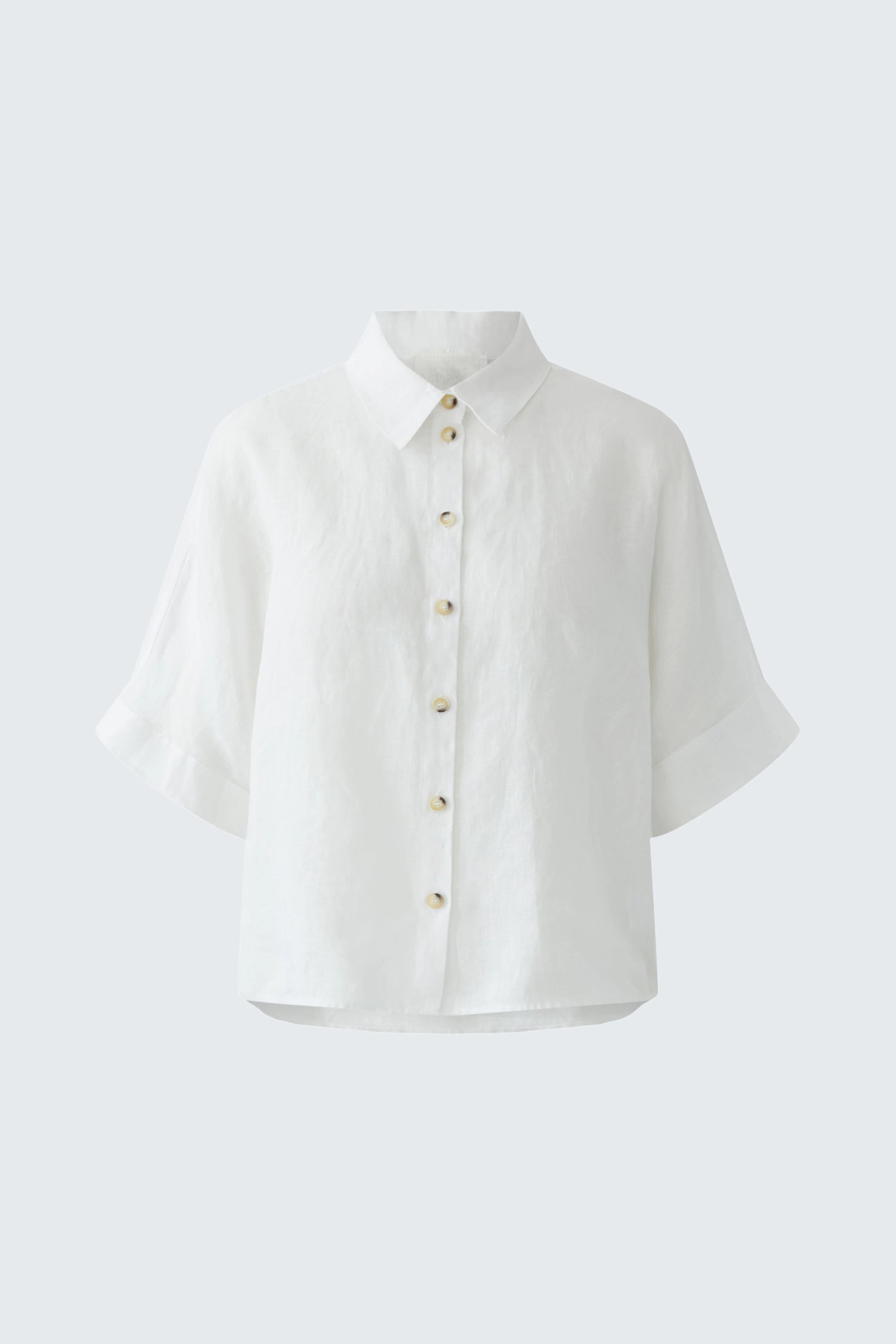 Casual women's blouse: White short-sleeve shirt with buttons, perfect for everyday wear.