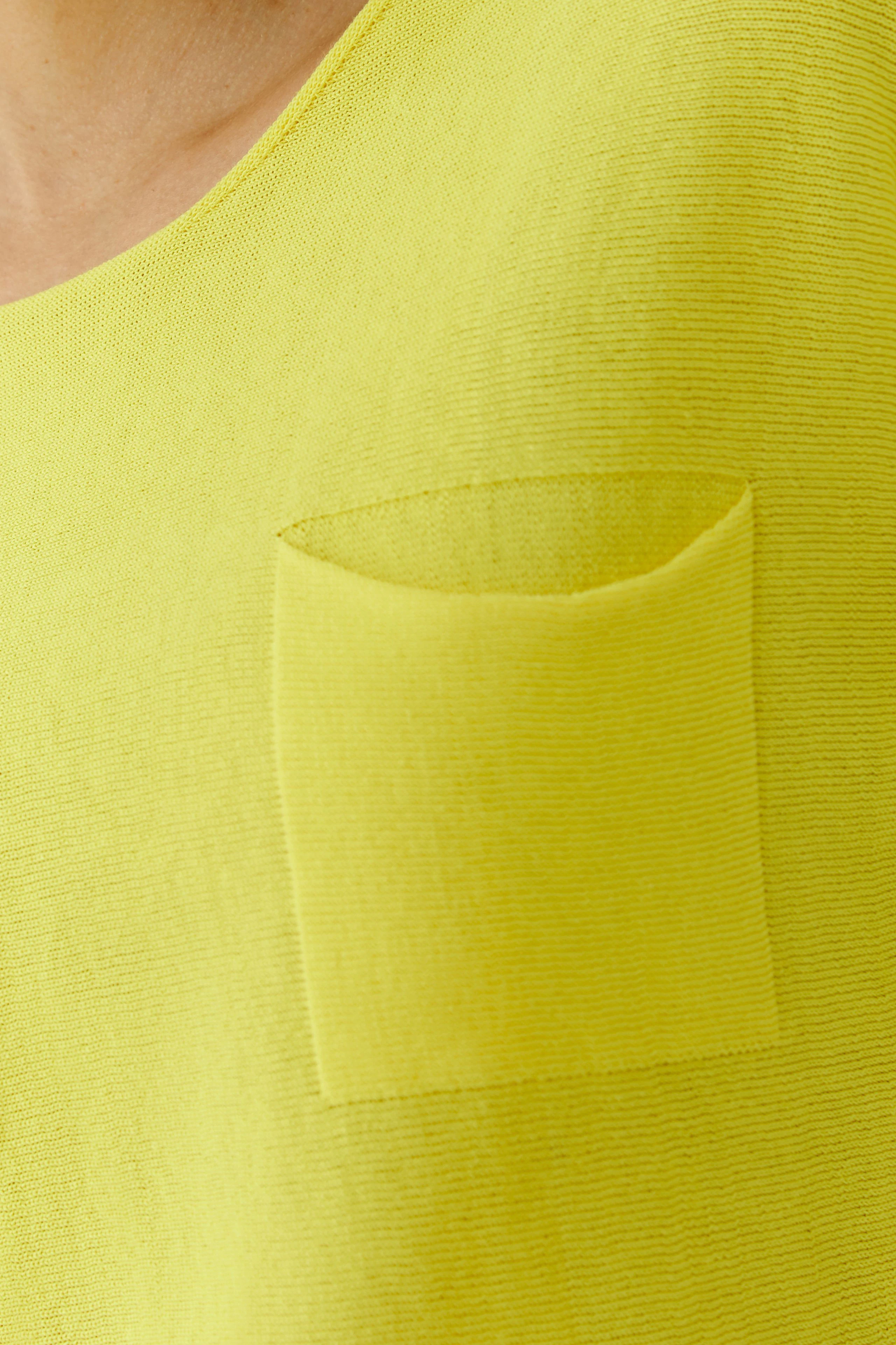 Gelber Damen-Pullover: Nahaufnahme eines leuchtend gelben Pullovers mit Brusttasche, ohne Model.