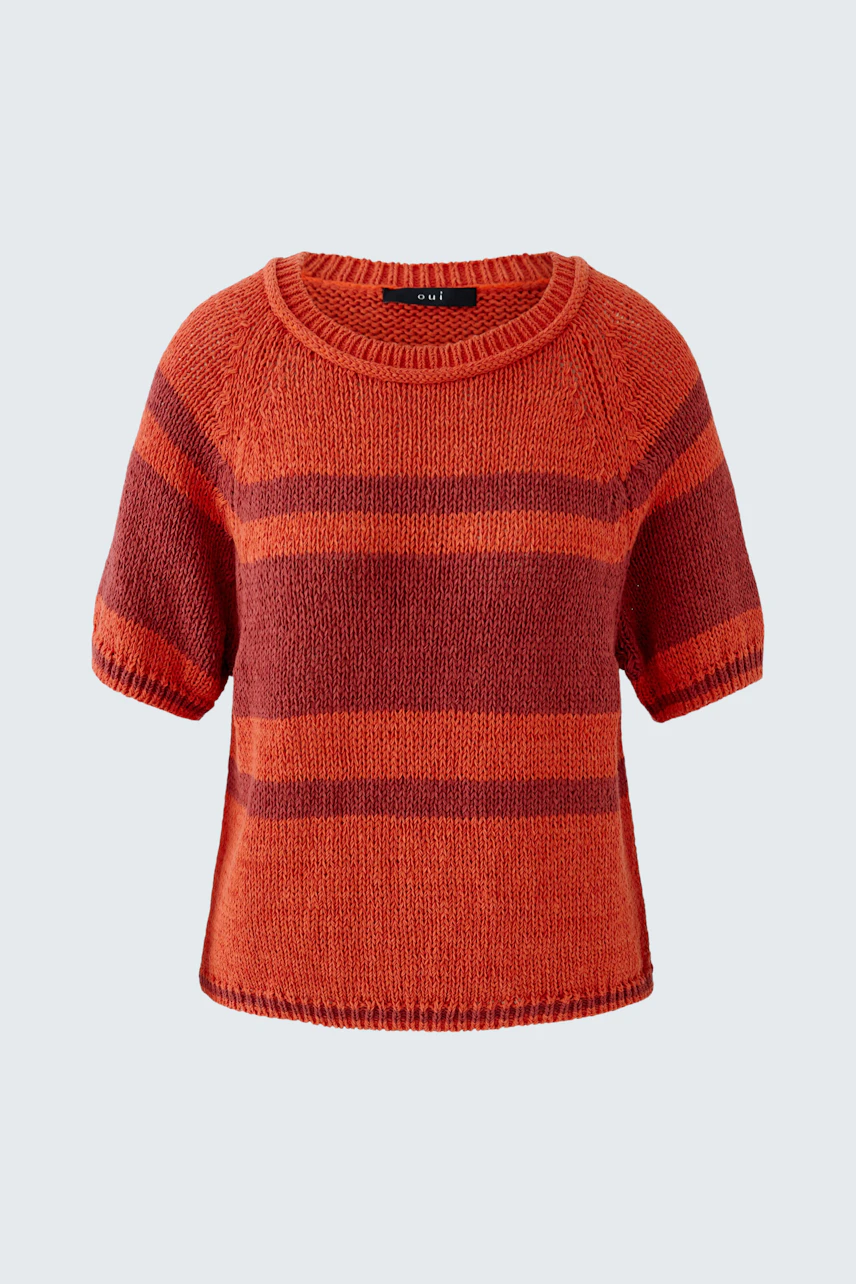 Gestreifter Damen-Pullover in Rot- und Orangetönen, kurzärmelig und lässig geschnitten.