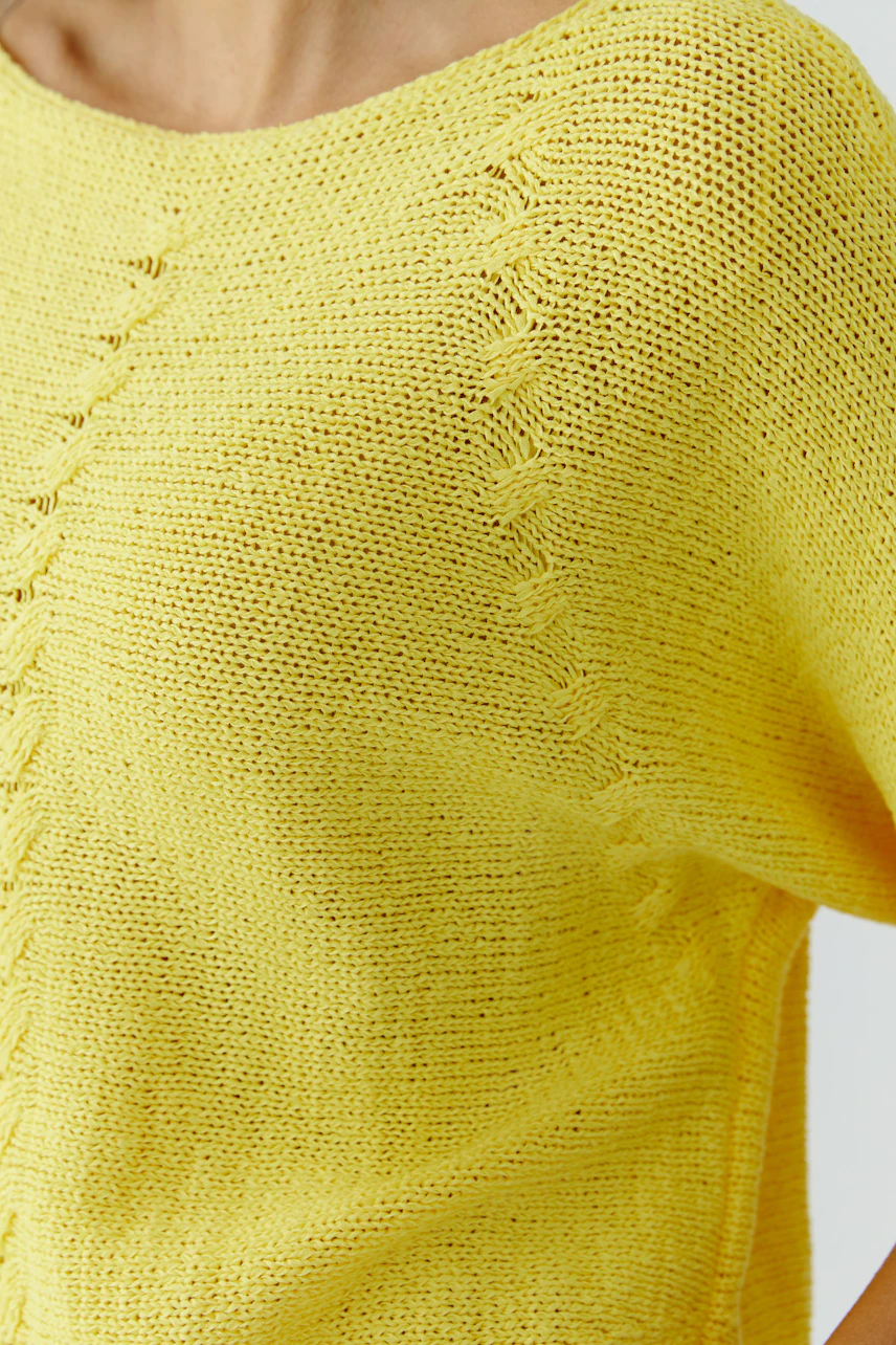 Gelber Damen-Pullover: Nahaufnahme eines strukturierten Strickpullovers ohne sichtbares Model.