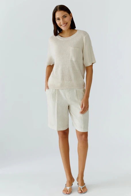 Casual women's pullover: Cream short-sleeve pullover with a chest pocket, perfect for relaxed styling.