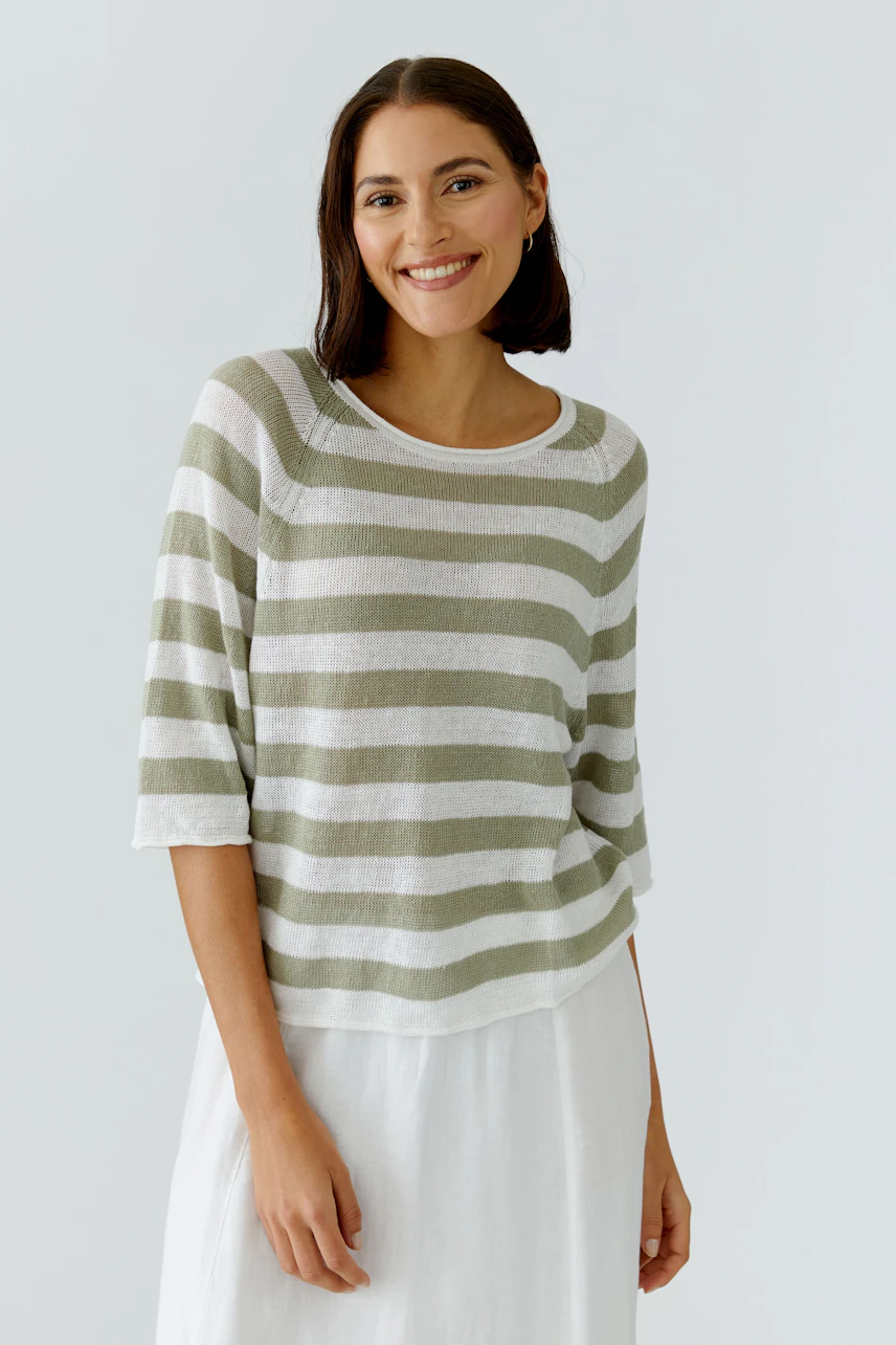 Gestreifter Damen-Pullover: Frau im lässigen, weiß-grünen Pullover mit Dreiviertelärmeln lächelt freundlich.