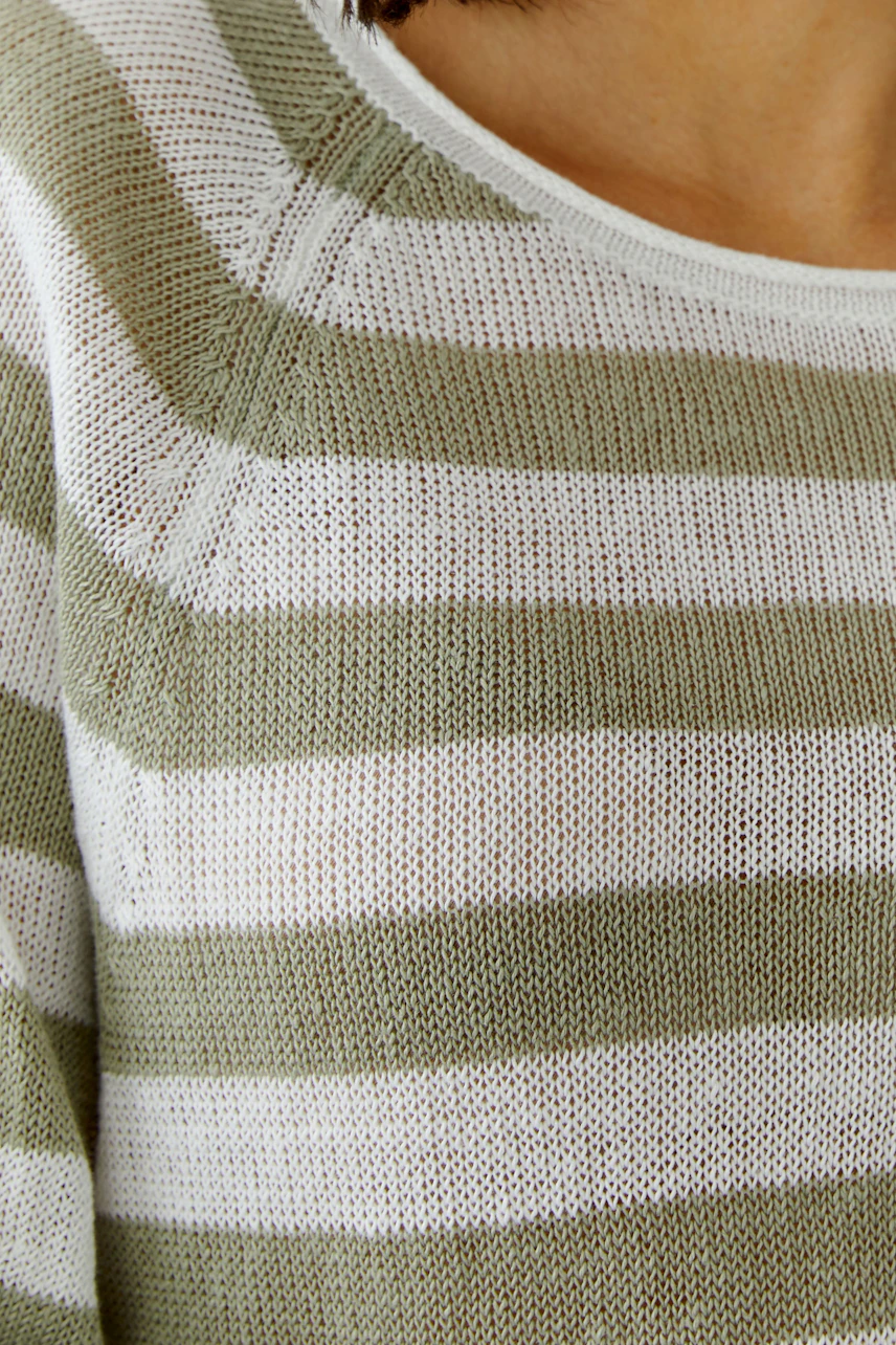 Gestreifter Damen-Pullover: Frau trägt lässigen Pullover in Oliv und Weiß, ideal für den Alltag.