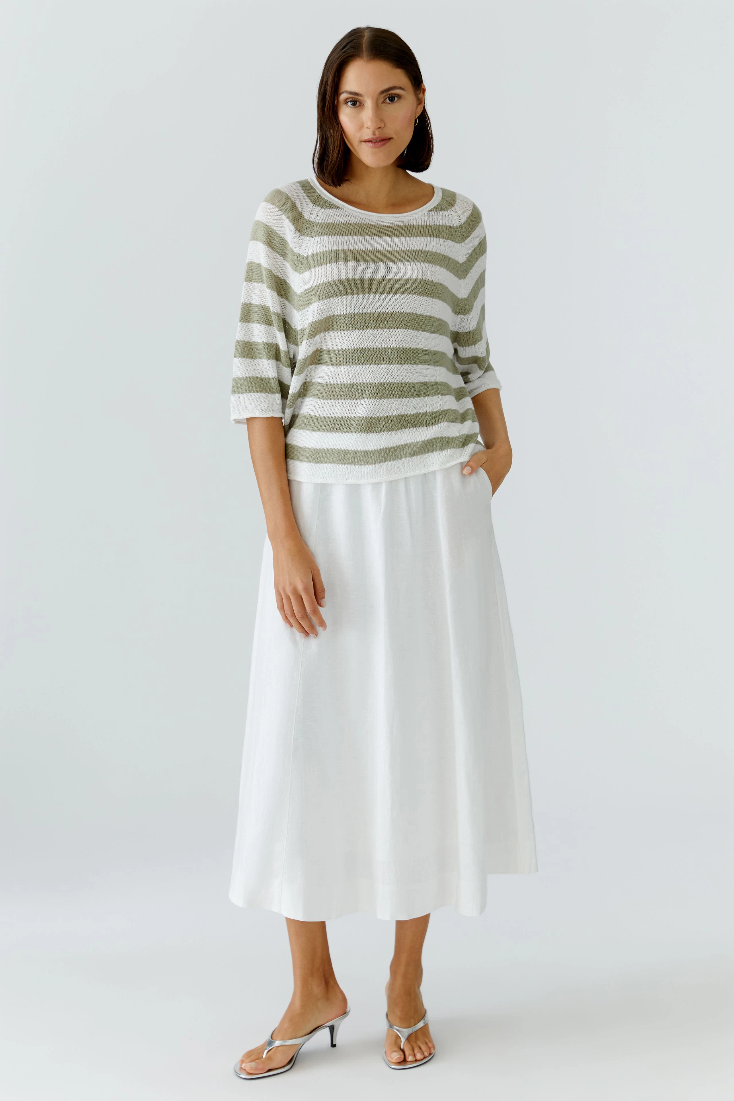 Gestreifter Damen-Pullover: Lockerer Pullover in Weiß und Grün, ideal für lässige Outfits.