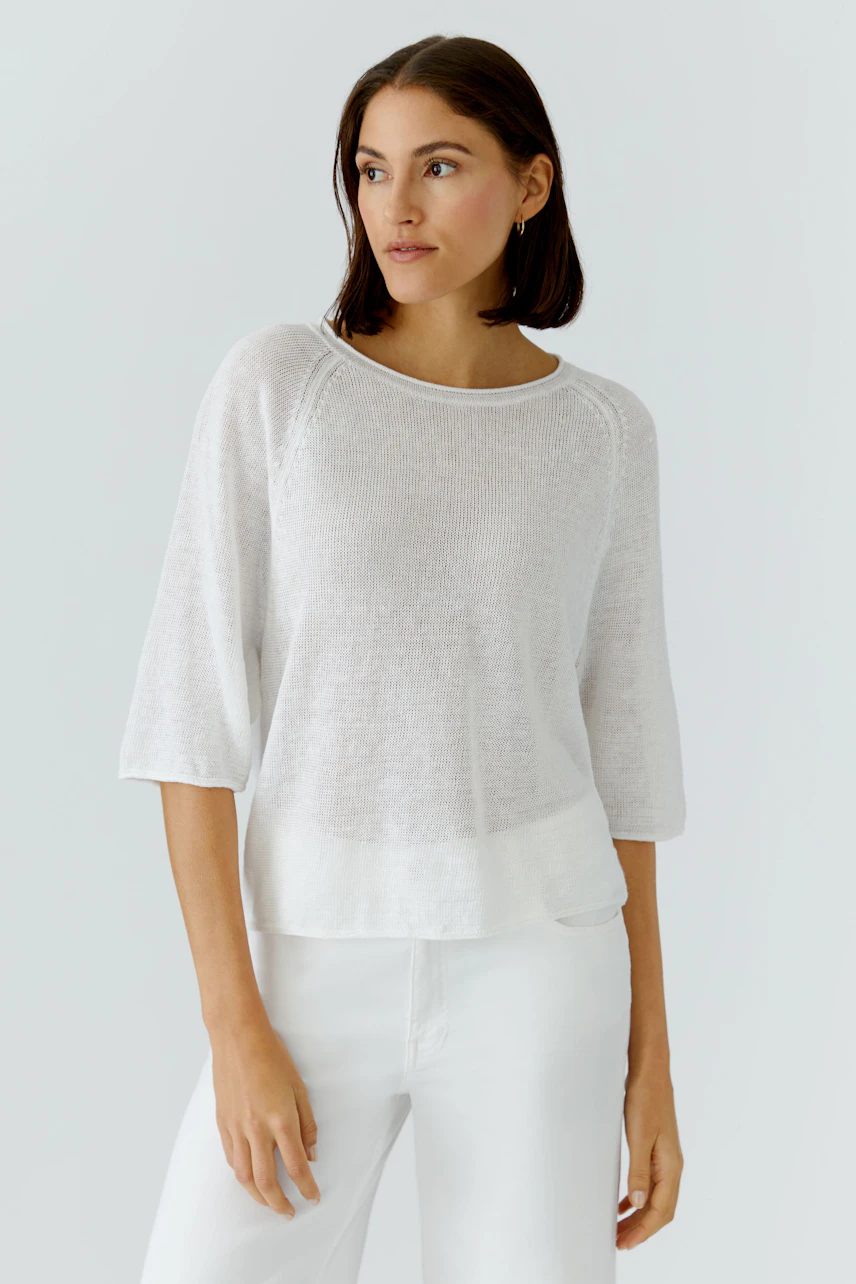 Lässiger Damen-Pullover: Frau im weißen, leichten Pullover mit Dreiviertelärmeln und schlichter Passform.