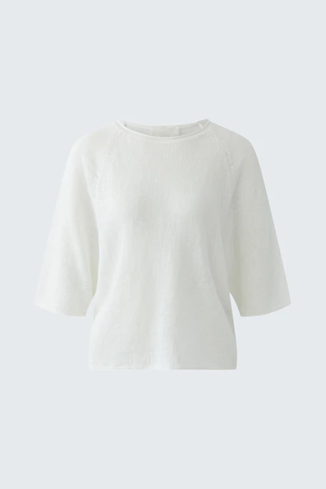 Casual women's pullover: Simple white pullover with three-quarter sleeves, perfect for everyday wear.