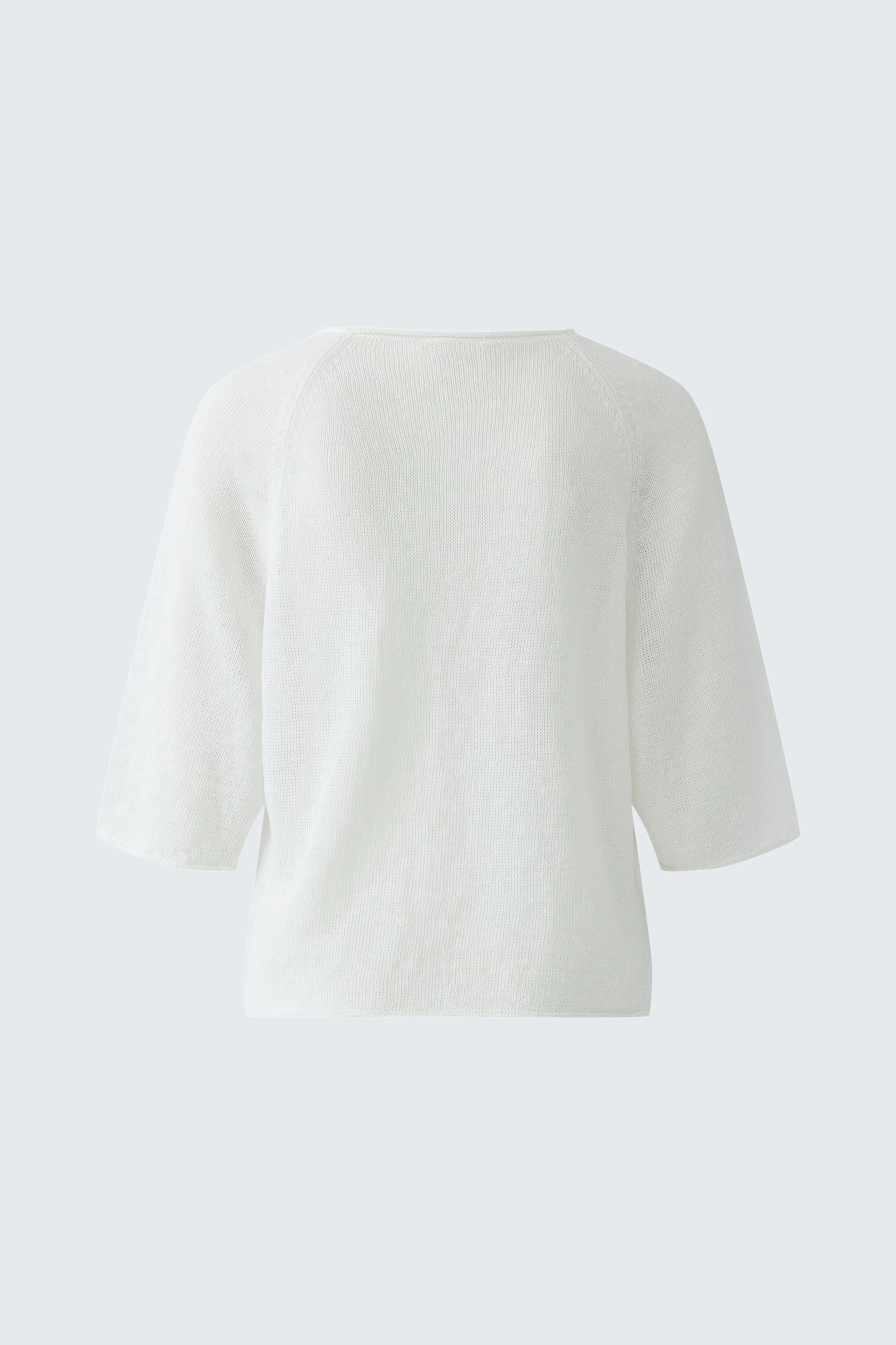 Casual women's pullover: Simple white pullover with three-quarter sleeves, perfect for everyday wear.