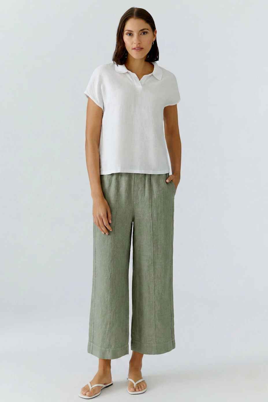Weiße Damen-Bluse: Schlichte, ärmellose Bluse mit Kragen, ideal für lässige Outfits.
