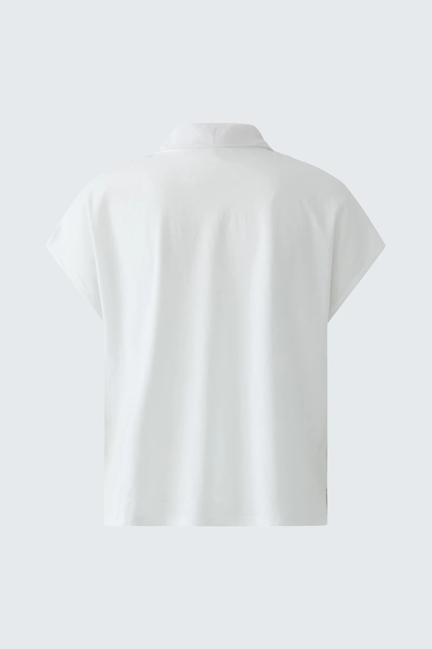 Casual women's blouse: White blouse with short sleeves and a simple collar, perfect for everyday wear.