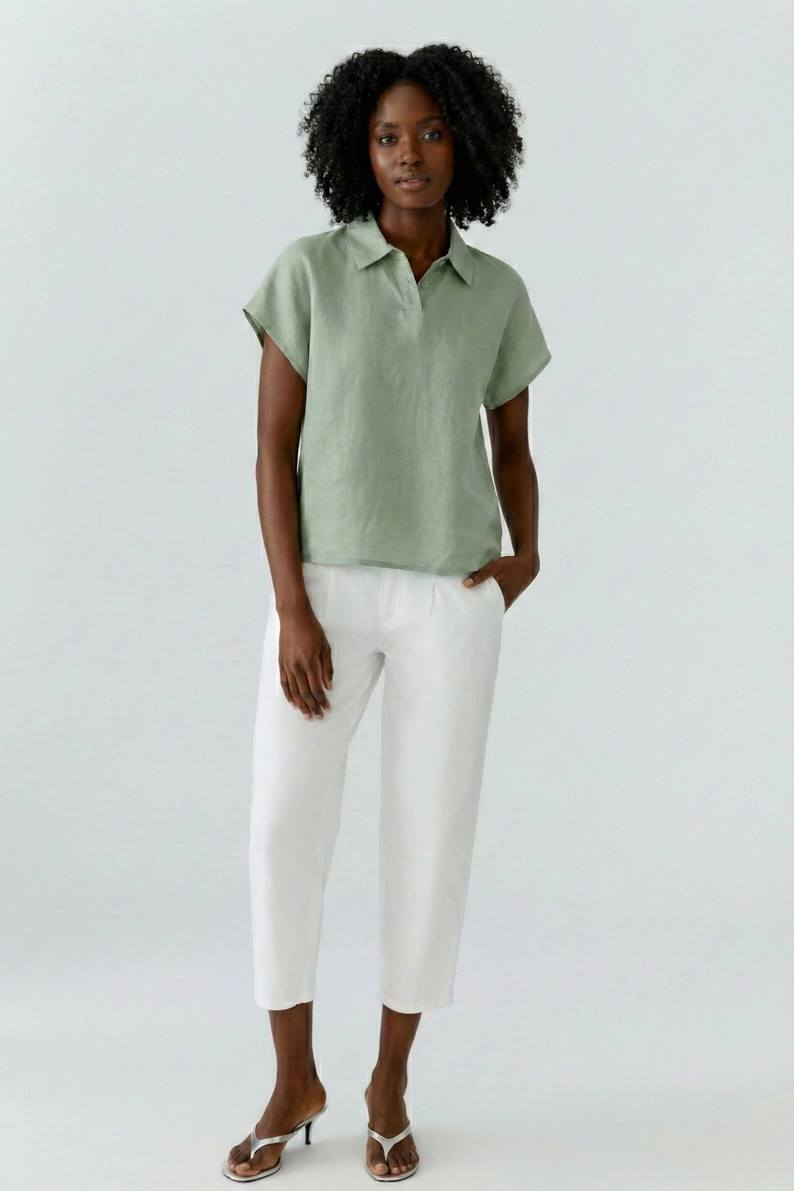 Grüne Damen-Bluse aus Leinen mit kurzen Ärmeln und klassischem Kragen, ohne Model präsentiert.