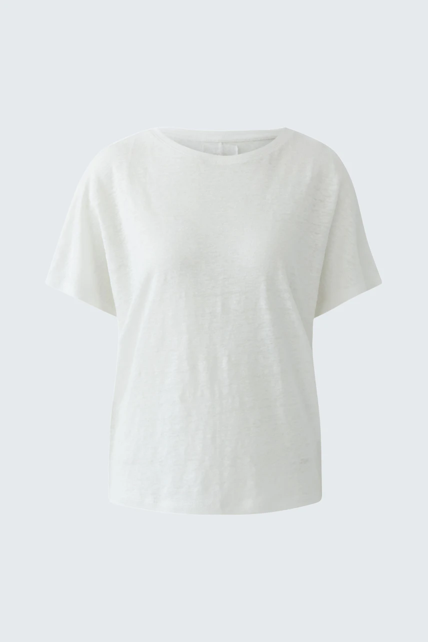 Casual women's T-shirt: Simple white T-shirt with short sleeves, perfect for everyday wear.