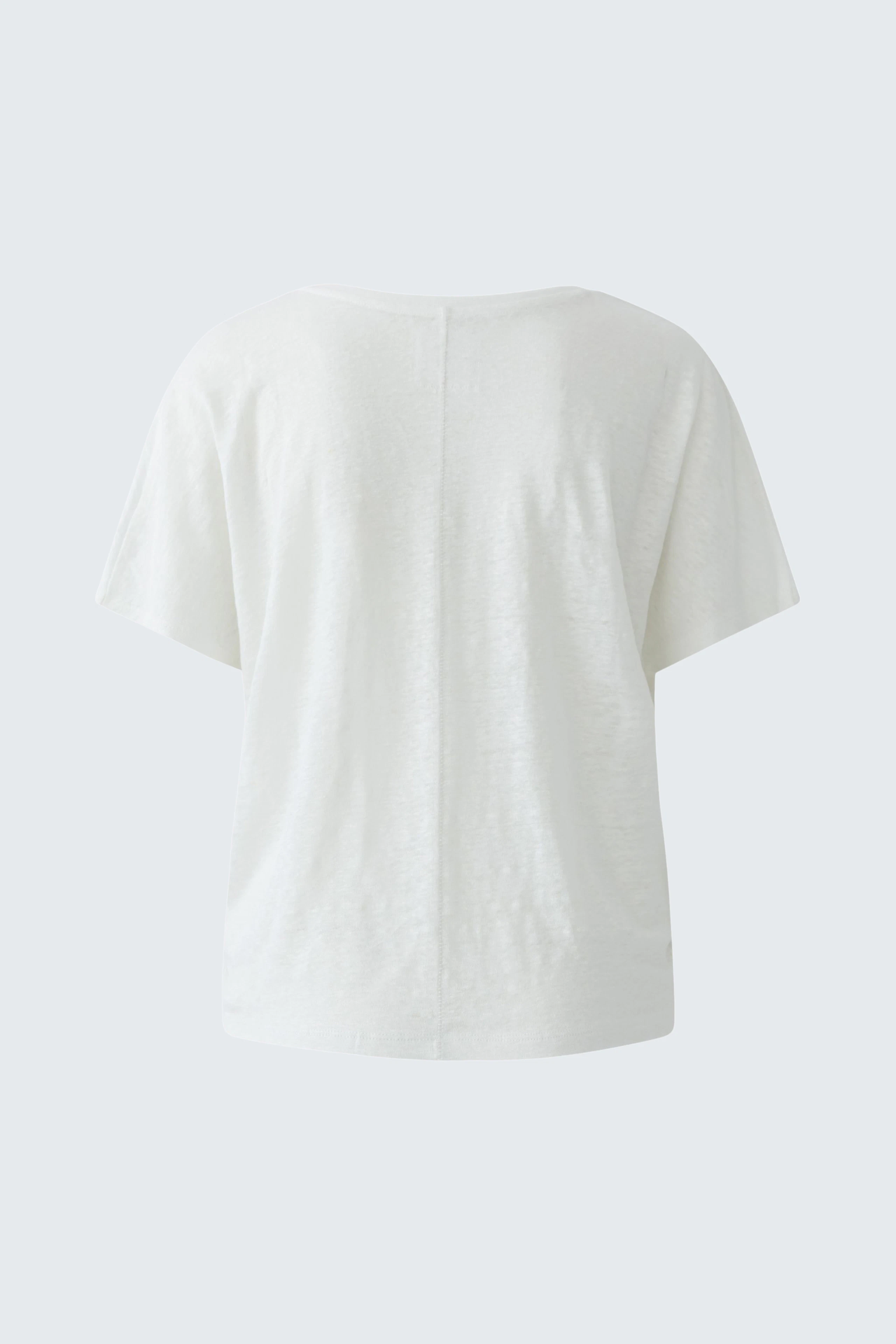 Casual women's T-shirt: Plain white T-shirt with short sleeves, perfect for everyday wear.