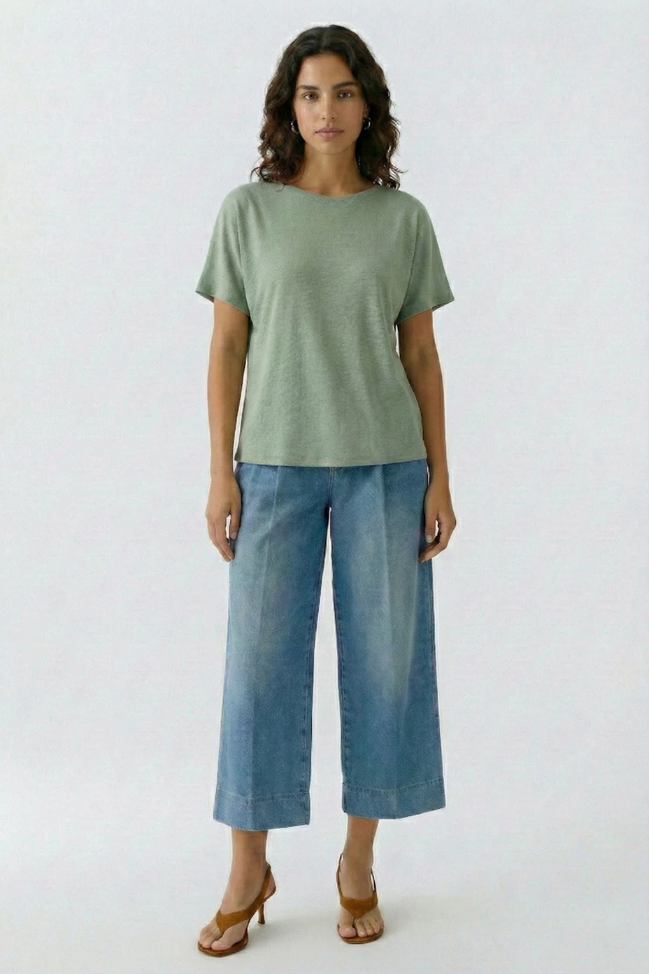 Lässiges Damen-T-Shirt: Grünes T-Shirt mit kurzen Ärmeln, ideal für einen entspannten Look.