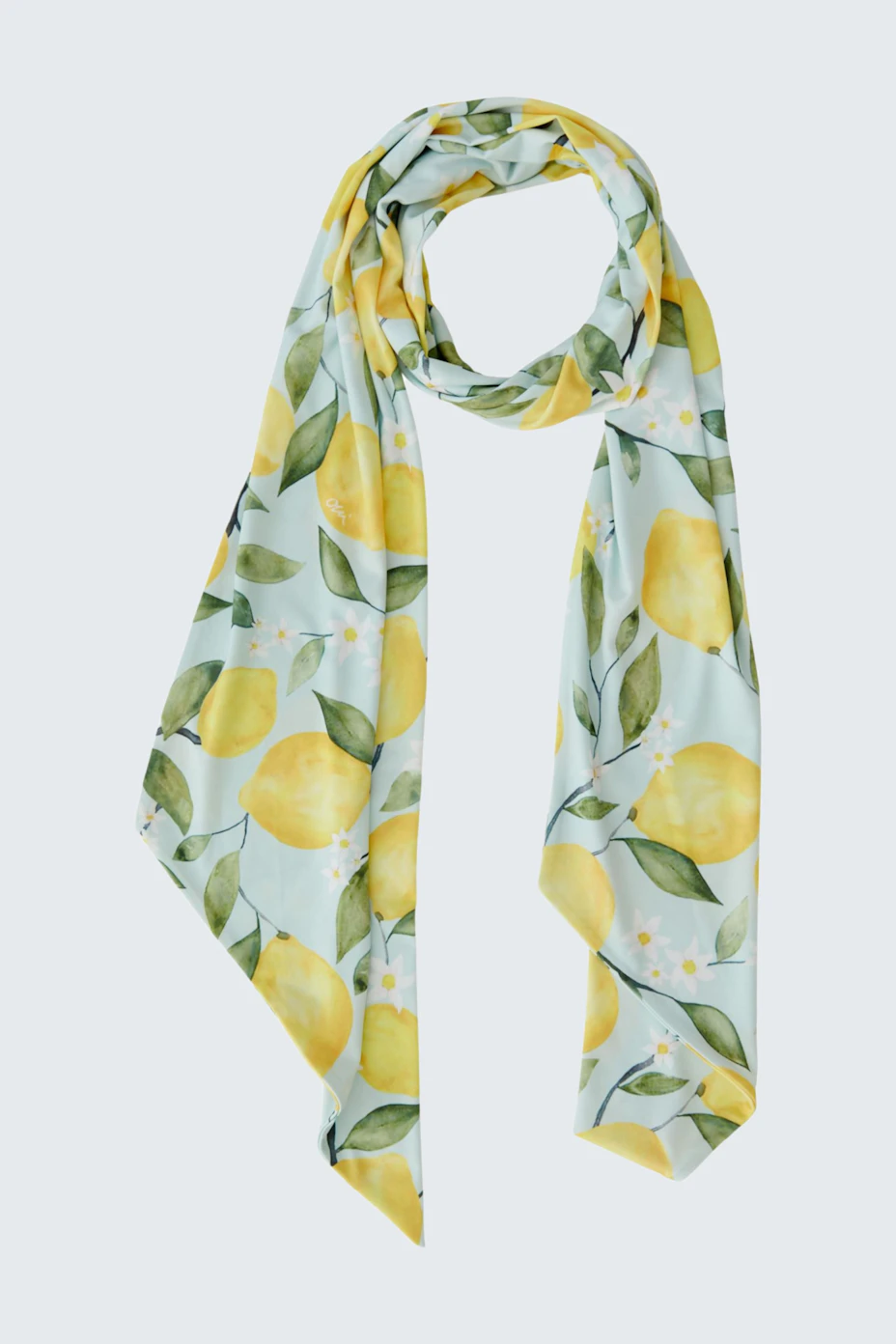 Leichter Damen-Schal mit Zitronenmotiv auf weißem Hintergrund, ideal für frische Sommerabende.