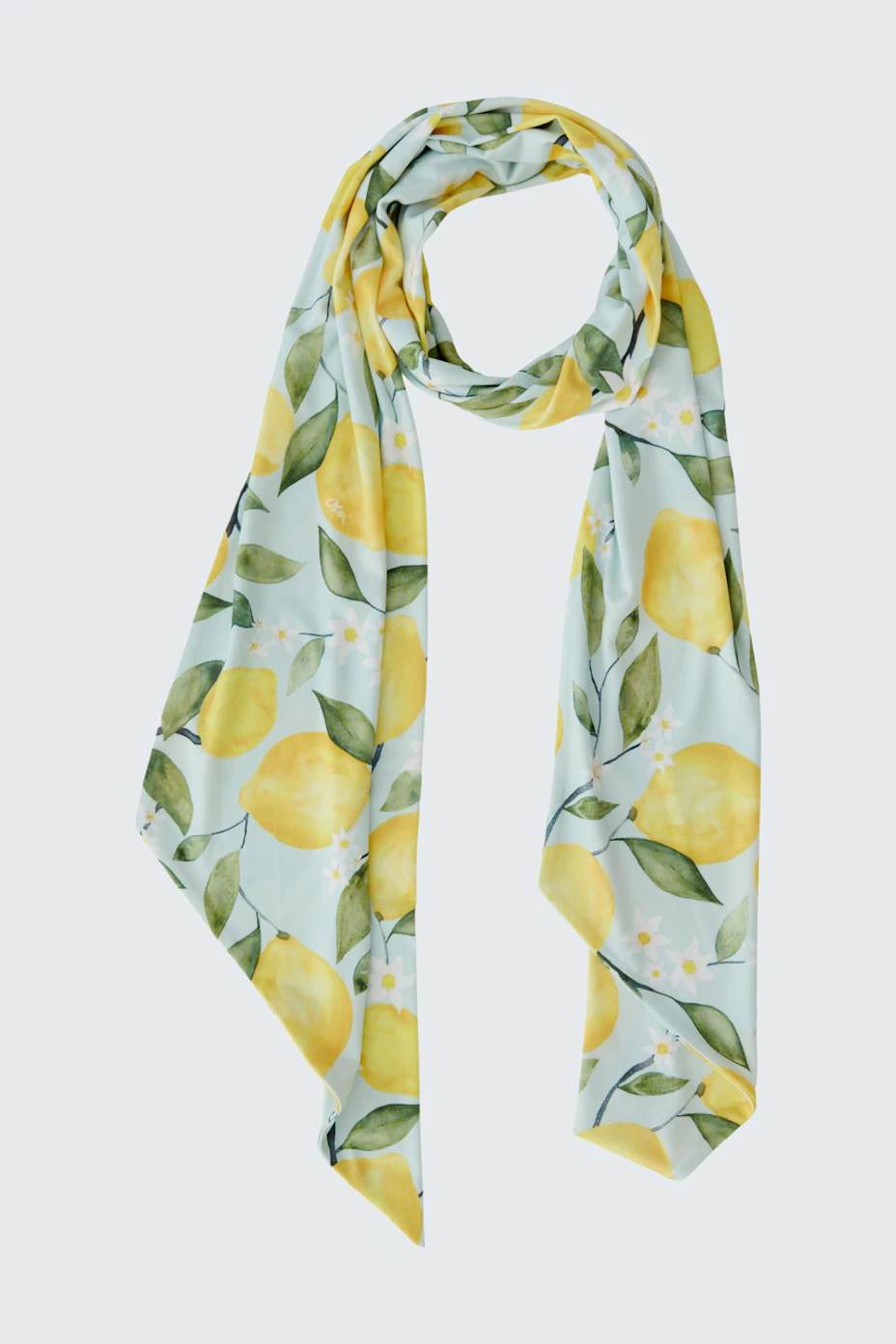 Leichter Damen-Schal mit Zitronenmotiv auf weißem Hintergrund, ideal für frische Sommerabende.