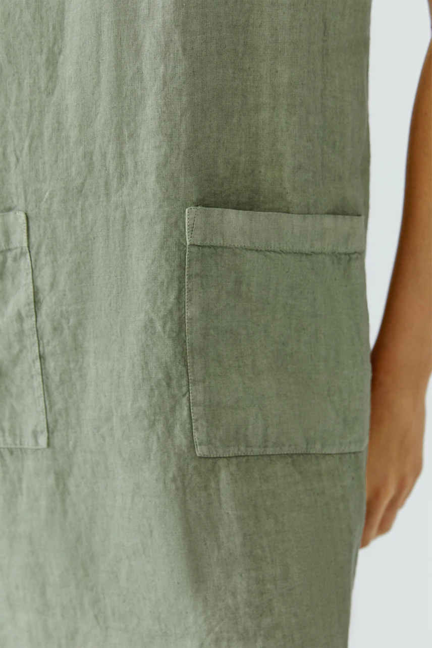 A-Linien-Kleid in Olivgrün: Detailansicht mit Taschen, lässiger Look für jeden Tag.