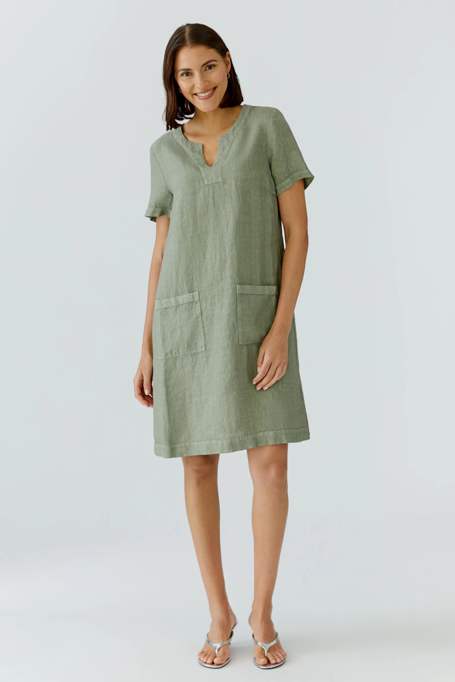 Grünes A-Linien-Kleid aus Leinen mit kurzen Ärmeln und aufgesetzten Taschen, ohne Model.