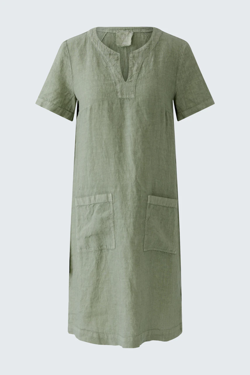 Grünes A-Linien-Kleid aus Leinen mit kurzen Ärmeln und aufgesetzten Taschen, ohne Model.
