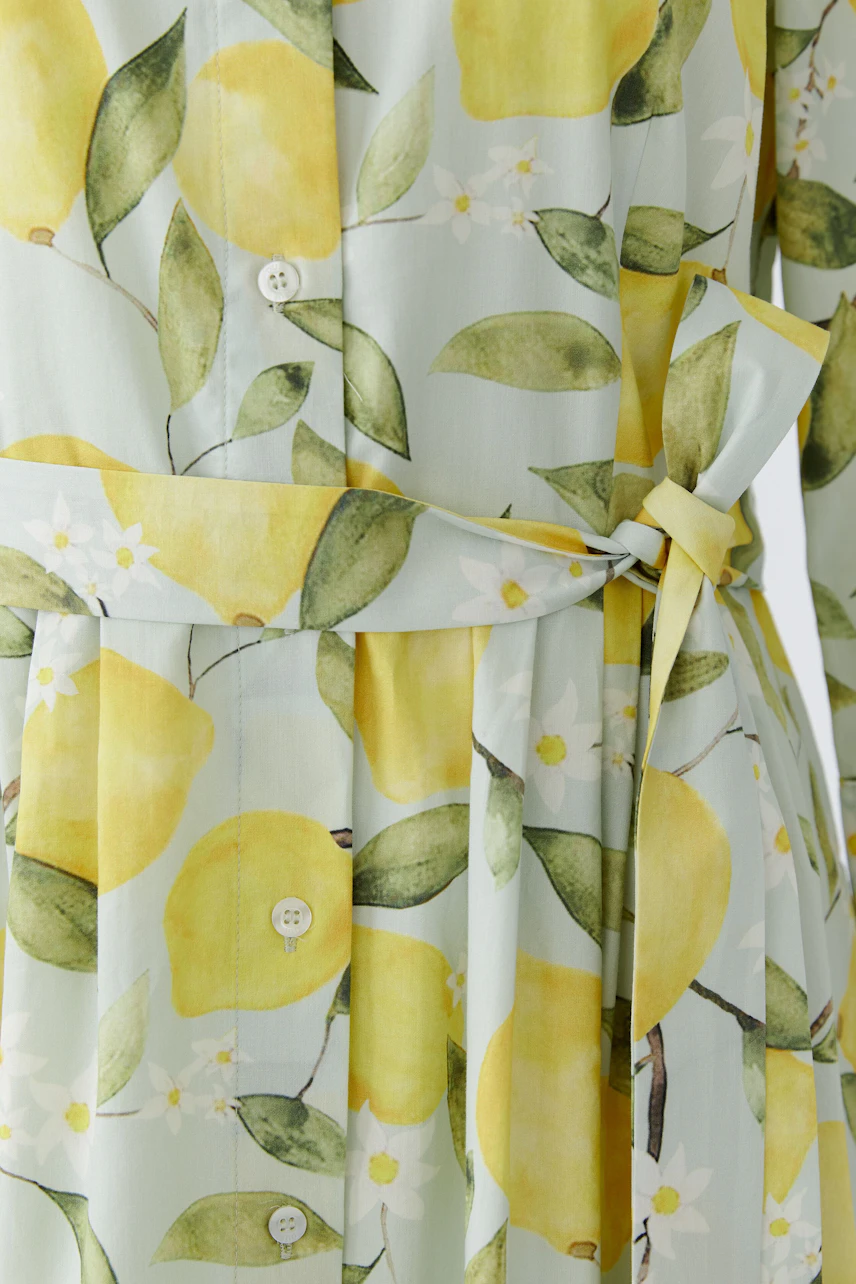 Frisches Midikleid mit Zitronenprint und Gürtel. Perfekt für sommerliche Tage und einen frischen Look.