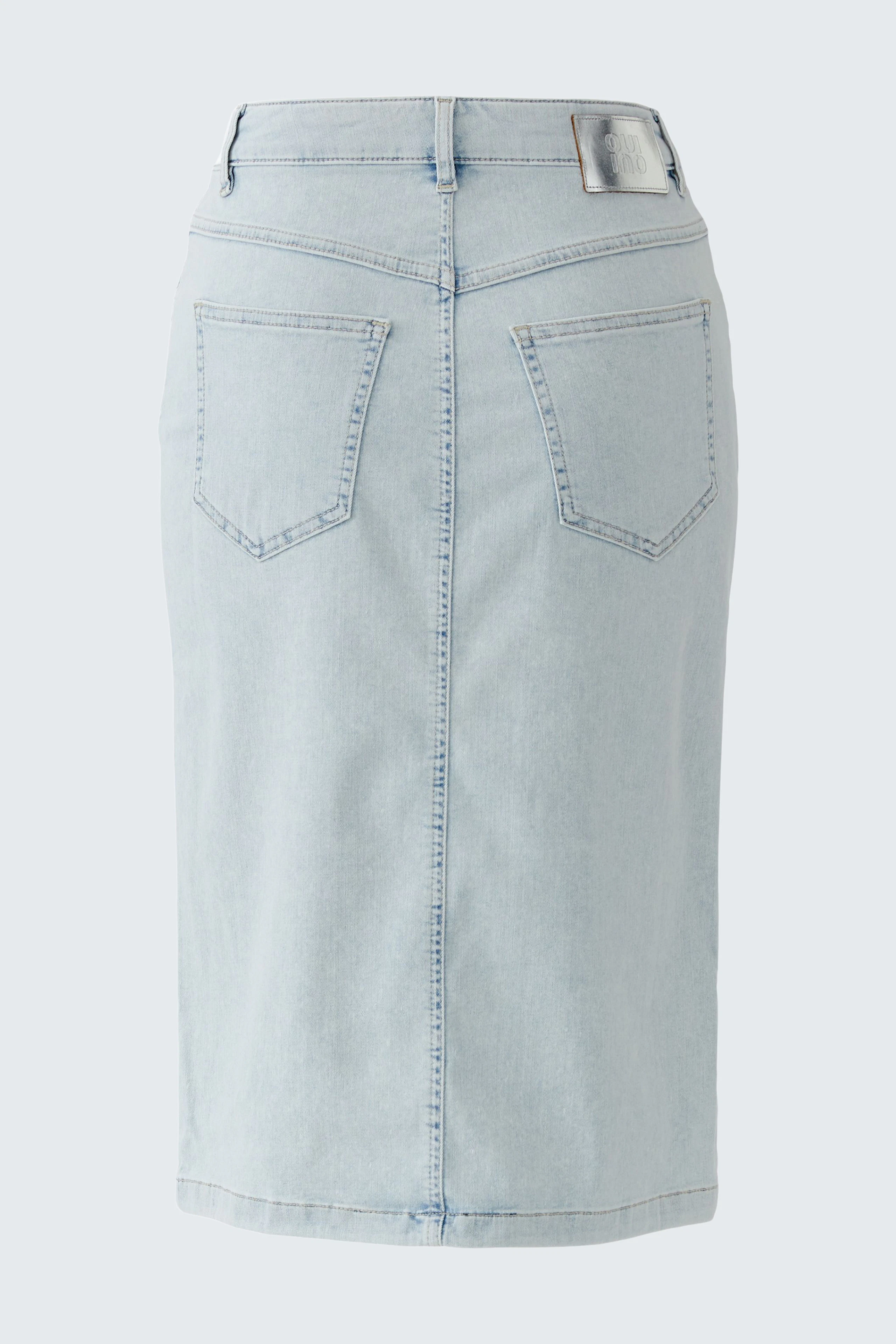 Casual denim skirt: Light blue jeans skirt with back pockets, perfect for everyday wear.
