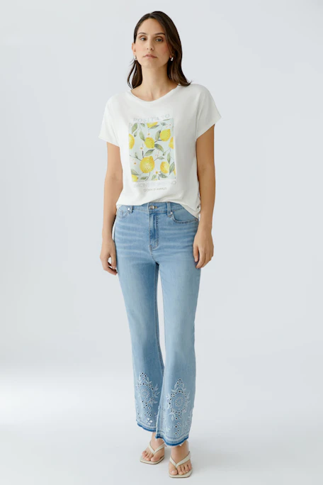 Weißes Damen-T-Shirt mit Zitronenprint, lässig und sommerlich, ohne Model abgebildet.